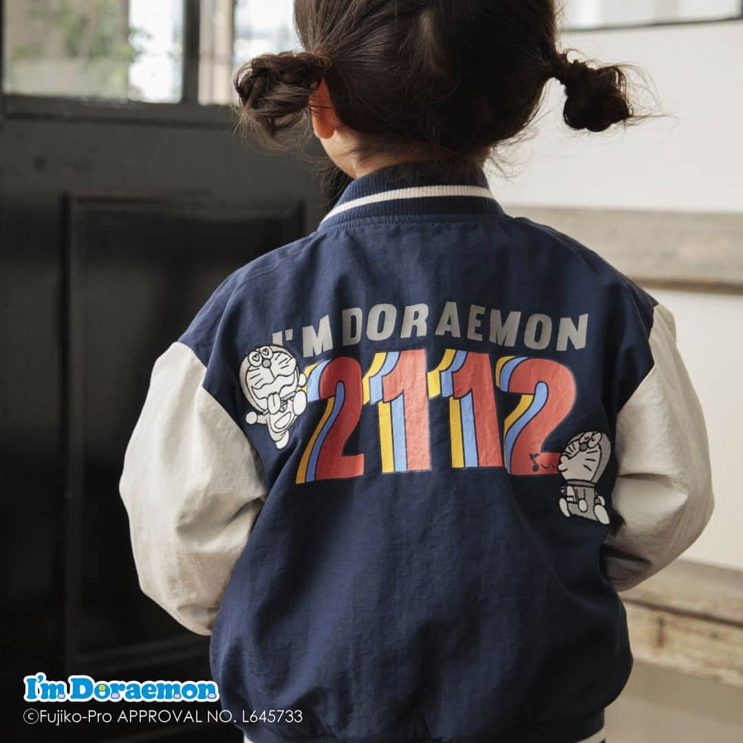 アプレレクールオフィシャルのインスタグラム：「I'm Doraemon  2024年 輝く未来を ぼうけんしよう  「I'm Doraemon 」とのスペシャルシリーズが2024年元日より販売決定♡ ラインナップを少しずつご紹介♡  ▽I'm Doraemon2112年デザインドラえもんブルゾン (V102904) ¥5,060(税込)　80cm-130cm  ＜取り扱い店舗＞ apres les cours・F.O.Store・F.O.Online Store・各オンラインストア ※各店舗によって発売日時が前後する場合がございます。  【ドラえもんクイズ】 Q1.　ドラえもんの誕生した年はいつでしょうか？  答えは…『2112年』 未来のロボット工場で子守り用ロボットとして生まれたドラえもん。のび太の子孫・セワシとともに、２２世紀からやってきた。のび太を守る保護者役でもあり、いっしょに遊んだりする親友のような存在です♪   #アイムドラえもん #ドラえもん #ドラえもんグッズ #ドラえもん好きな人と繋がりたい #ドラえもん大好き #ドラえもん好き #I'mDoraemon #doraemon　#おそろい #お揃い #リンクコーデ #おやこーで #アプレレクール #apreslescours #こどもふく #オシャレキッズ #子供服」