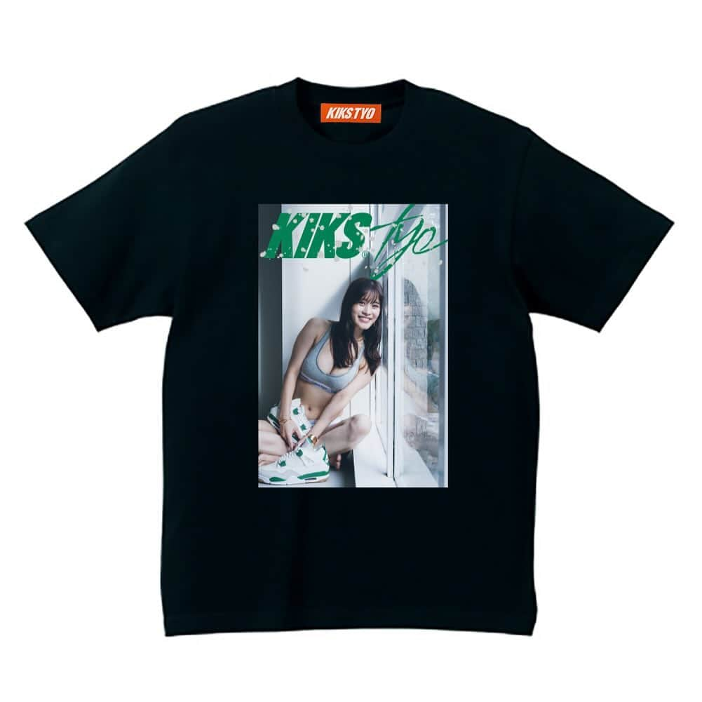 KIKSTYOさんのインスタグラム写真 - (KIKSTYOInstagram)「. KIKS GIRLS TEEに新作が登場!!!  今回のモデルには、高橋凛さんを起用。  8月9日生まれ、新潟県出身。T160cm /B92/W58/H90。 趣味は筋トレ、絵を描くこと。 2014年に原宿でスカウトされグラビアアイドルになる。 翌年には日テレジェニック2015に選出され、2021年には令和の三十路グラドル総選挙1位を獲得する。  『THE MATCH2022』では天心VS武尊戦でラウンドガールを務めた。  現在、SNS総合フォロワー100万人超え 最近発売の写真集「抱いて」が好評発売中。 グラビア、バラエティ・ドラマと最近では競馬番組や多方面で活動中。  抽選で5名様にサイン入りチェキをプレゼント致します。先着順ではありませんので、ご了承下さい。 注）こちらの商品は予約商品となっております。 注）予約商品のため、注文後のキャンセルはお断りさせて頂きます。  注）画像はサンプルです。インクジェットプリントの為、実際とは若干異なる場合がございます。 受注期間 2023年12月15日(金)～2023年12月24日(日)までとなります。 発送は2024年1月下旬予定となります。 予約商品のため、到着日のご指定は頂けません。 . New KIKS TYO x RIN TAKAHASHI tees are available for pre-order at kikstyo.com (Japan) and kikstyoshop.com (International).  Pre-order ends Sunday, December 24th, 2023 or while supplies last.  Buy these pre-order tees for a chance to win 1 of 4 autographed "Cheki" photos from RIN TAKAHASHI. Get 1 entry per purchase. Winners will get an exclusive autographed photo with order.  .  #kikstyo #kiksgirls  #高橋凛 #rintakanashi #airjordan4 #aj4 #sb #airjordan4pinegreen #sneakerheads」12月15日 16時55分 - kikstyo