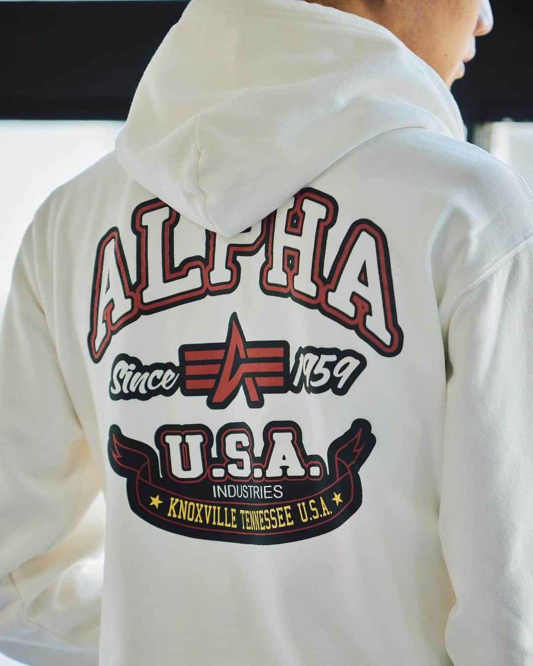 ALPHA INDUSTRIES JAPANさんのインスタグラム写真 - (ALPHA INDUSTRIES JAPANInstagram)「ナイロン糸を高密度で織り込んだ頑丈なツイル生地と軽くて保温性が高い中わた「ThermoliteⓇ」を組み合わせた防寒性の高いブルゾン。胸元のワッペンやフードは取り外し可能。  弱ストレッチの中肉ツイル地を使用したカーゴパンツ。ウエストゴム仕様でリラックスした履き心地。ディティールに個性があるので、トップスはシンプルで落ち着いた形のアイテムを合わせるのがおすすめ。  #alpha_industries_japan  #alpha_industries  #ALPHAINDUSTRIES #ALPHA #ALPHASHOP #HOODEDRIBJACKET #ナイロンジャケット #リブジャケット #フードジャケット #Thermolite #カーゴパンツ   #streetsnap #ファッションスナップ #military #fashion #outfitpost #ALPHA渋谷店 #アルファインダストリーズ #ミリタリー  #ミリタリーコーデ #ストリートファッション  #アメカジ  #ミリタリーアウター #アウター  #ミリタリージャケット  #冬コーデ #冬アウター  #アメカジコーデ  #カーゴパンツコーデ」12月15日 16時55分 - alpha_industries_japan