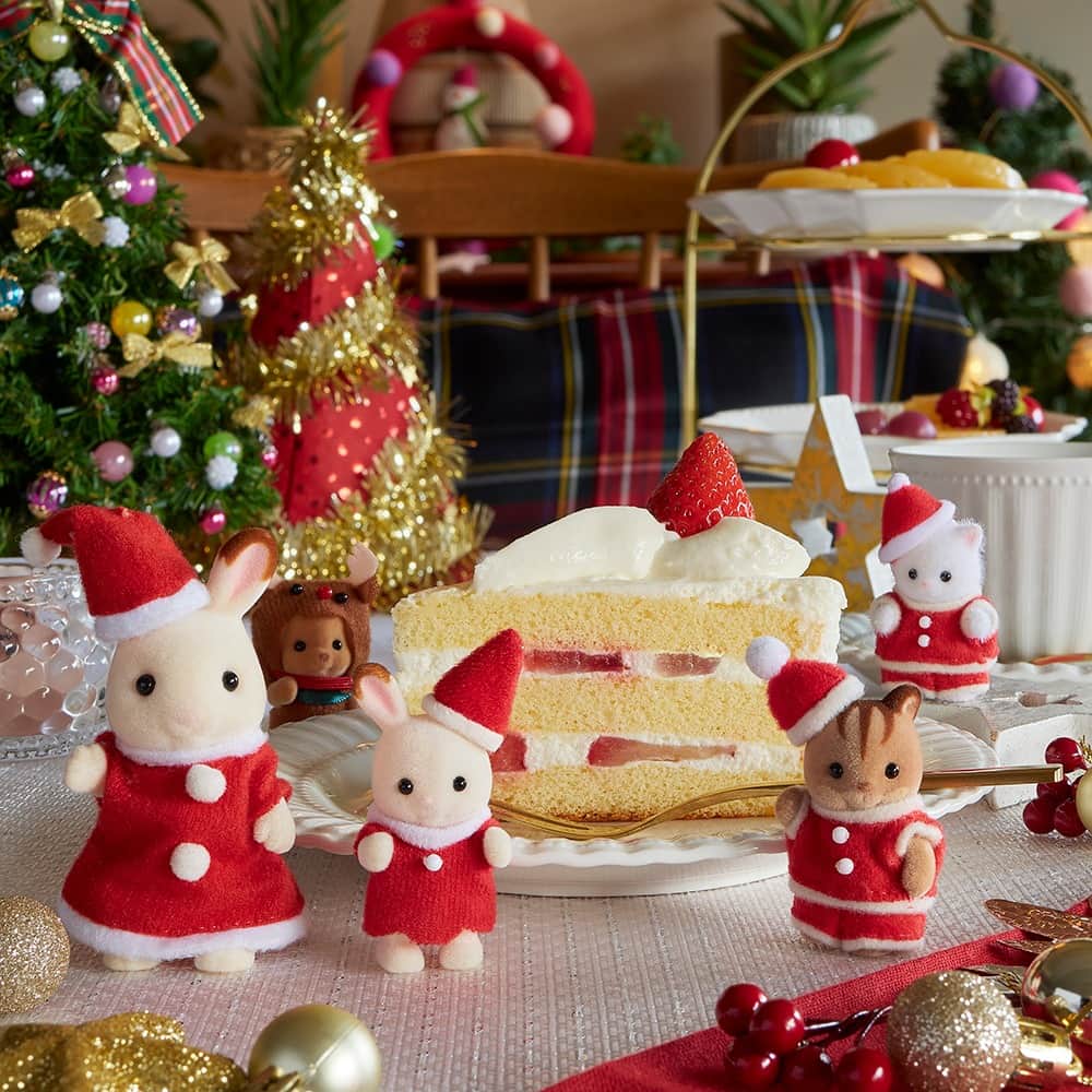 シルバニアファミリー【公式】 のインスタグラム：「ケーキと一緒にクリスマスコスチュームを着たお人形たちを飾ってみました✨ みんなが、さらにクリスマス気分を盛り上げてくれそうですね🎄  #シルバニアファミリー #シルバニア #sylvanianfamilies #calicocritters #sylvanian #ドールハウス #dollhouse #ミニチュア #miniature #かわいい #可愛い #cute #癒し #癒される #kawaii #クリスマス #christmas #happyholidays #シルバニアクリスマス #ケーキ #おやつ #サンタ #トナカイ #シルバニア赤ちゃん #いつもそばにいるよ」
