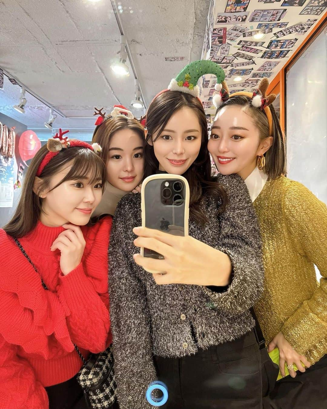 まゆまゆさんのインスタグラム写真 - (まゆまゆInstagram)「. わーわー言いながら、韓国でプリクラ🇰🇷👭👭🎄 楽しかった😍❣️ またみんなで旅行したいなあ🫶 . 📷6枚目からは番外編👀 この1年、たくさん韓国に行ったけど 日本人のことを褒めてくれる方が本当に多くて、 びっくりする🥹 マナーの良さと礼儀正しさ🇯🇵素晴らしいらしいです🥹 年配世代が翻訳機使ってわざわざ伝えてくれるのが嬉しくて🩷 . #韓国旅行 #渡韓記録 #まゆまゆの韓国旅🇰🇷  #ソウル旅行 #ソウル旅」12月15日 17時02分 - 7mayu2mayu