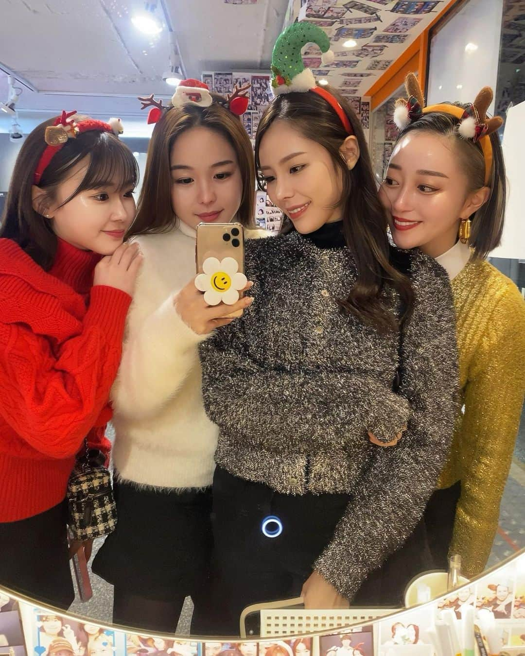 まゆまゆさんのインスタグラム写真 - (まゆまゆInstagram)「. わーわー言いながら、韓国でプリクラ🇰🇷👭👭🎄 楽しかった😍❣️ またみんなで旅行したいなあ🫶 . 📷6枚目からは番外編👀 この1年、たくさん韓国に行ったけど 日本人のことを褒めてくれる方が本当に多くて、 びっくりする🥹 マナーの良さと礼儀正しさ🇯🇵素晴らしいらしいです🥹 年配世代が翻訳機使ってわざわざ伝えてくれるのが嬉しくて🩷 . #韓国旅行 #渡韓記録 #まゆまゆの韓国旅🇰🇷  #ソウル旅行 #ソウル旅」12月15日 17時02分 - 7mayu2mayu