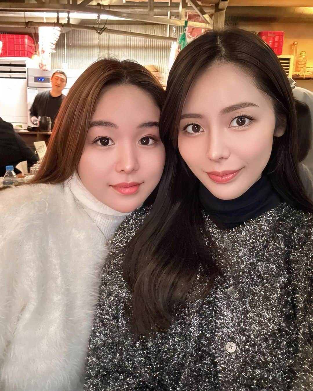 まゆまゆさんのインスタグラム写真 - (まゆまゆInstagram)「. わーわー言いながら、韓国でプリクラ🇰🇷👭👭🎄 楽しかった😍❣️ またみんなで旅行したいなあ🫶 . 📷6枚目からは番外編👀 この1年、たくさん韓国に行ったけど 日本人のことを褒めてくれる方が本当に多くて、 びっくりする🥹 マナーの良さと礼儀正しさ🇯🇵素晴らしいらしいです🥹 年配世代が翻訳機使ってわざわざ伝えてくれるのが嬉しくて🩷 . #韓国旅行 #渡韓記録 #まゆまゆの韓国旅🇰🇷  #ソウル旅行 #ソウル旅」12月15日 17時02分 - 7mayu2mayu