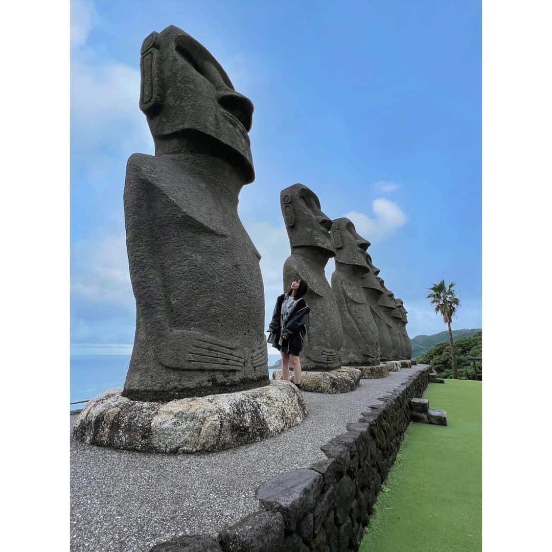 栗山梨奈さんのインスタグラム写真 - (栗山梨奈Instagram)「ちょっと前にいおりと宮崎行ったときの写真  でかモアイ🗿  #宮崎#宮崎県#観光#モアイ#モアイ像#日南#サンメッセ （曇りだったから空の色ばり加工）」12月15日 17時07分 - krn_hkt48