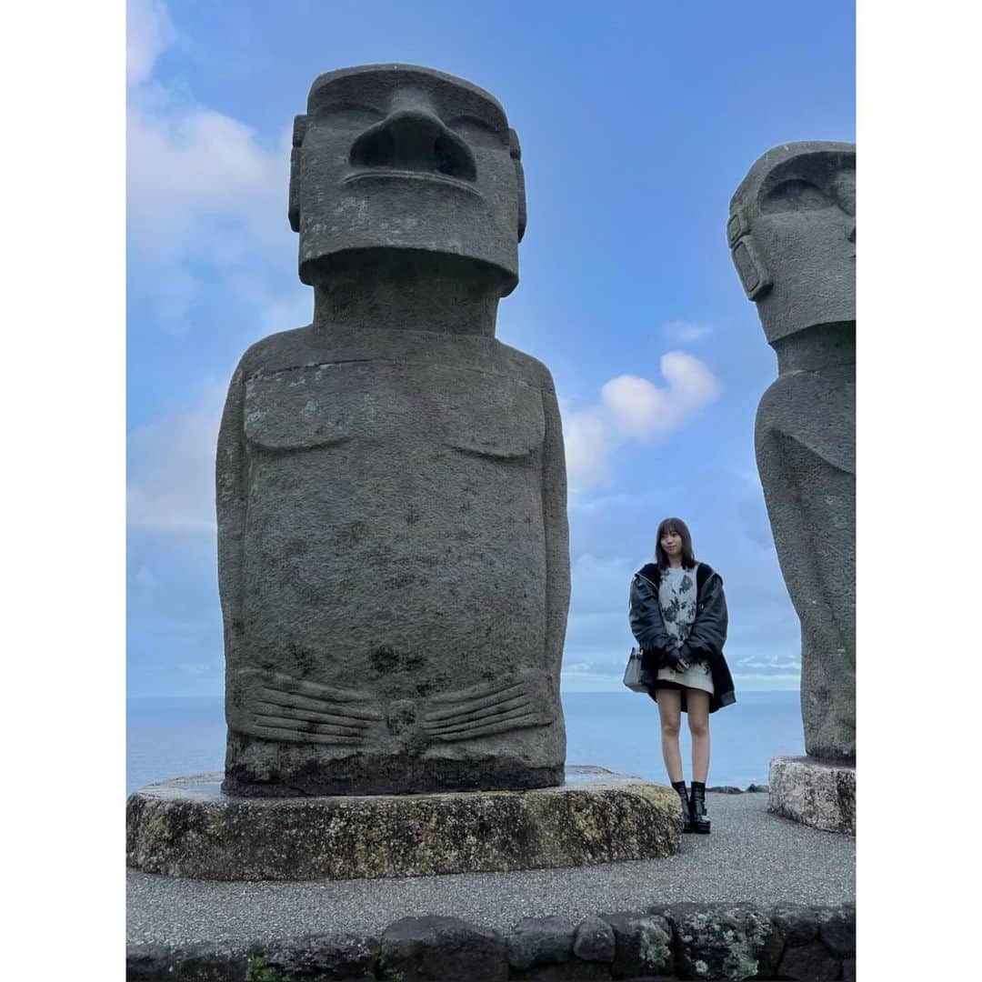 栗山梨奈さんのインスタグラム写真 - (栗山梨奈Instagram)「ちょっと前にいおりと宮崎行ったときの写真  でかモアイ🗿  #宮崎#宮崎県#観光#モアイ#モアイ像#日南#サンメッセ （曇りだったから空の色ばり加工）」12月15日 17時07分 - krn_hkt48