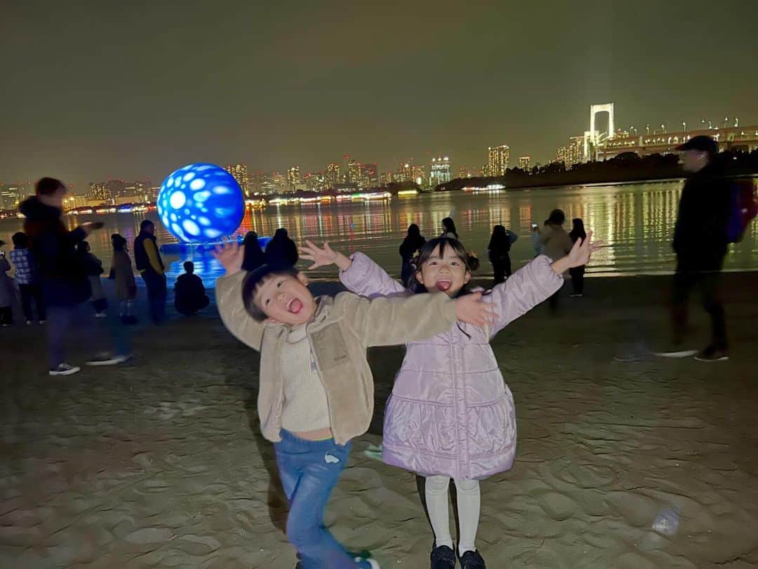 河内麻沙美さんのインスタグラム写真 - (河内麻沙美Instagram)「先日おだいばビーチに行ってきました🏖 《コンコルディア》という今お台場でやってる魅力創出イベントと12月いっぱい土曜日にやってるレインボー花火を見に行ってきたよ🎇 コンコルディアは国内最大級のインタラクティブ ビーチアートで、光や音が楽しめる空間になってました✨ プロジェクションマッピングってほんとすごいね🤩 人感センサーで、動くと足元が光で反応したり、子供たちは楽しそうに走り回ってたよ☺️あとは砂にも夢中だった🤣 花火も5分間という短い時間だったけど、久しぶりの花火に大興奮だったよ🎇  QRコードがあって、そのカメラで撮影すると素敵な写真が撮れた❤️ ビーチのエリアによってテーマが違うのも楽しめるポイント💁‍♀️1番最後の動画は端から歩いて撮ってみたよ📸（早送りしてるので酔わないように注意🤣⚠️） コンコルディアは1/8までやってるから、良かったら遊びに行ってみて☺️✨ 家族ではもちろん、友達や恋人とも楽しめるイベントだよ❤️ 寒いからしっかり防寒してね🤭 @concordia_odaiba  #PR#concordia#コンコルディア#お台場魅力創出イベント#お台場#インタラクティブビーチアート#ビーチアートプロジェクション#東京都#子連れお出かけ#子連れスポット」12月15日 17時14分 - masamikouchi