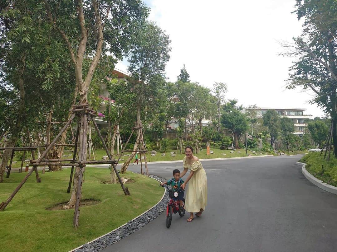 瀬間友里加さんのインスタグラム写真 - (瀬間友里加Instagram)「旅行中のひとコマ🩷 キッズ用自転車もたくさんあって、息子は大喜び👦🏻 まだ大きかったけど乗りたくて乗りたくて🤣 次のお誕生日は自転車かな😂🏍️ #thailand #phuket #プーケット旅行」12月15日 17時25分 - yurika.sema