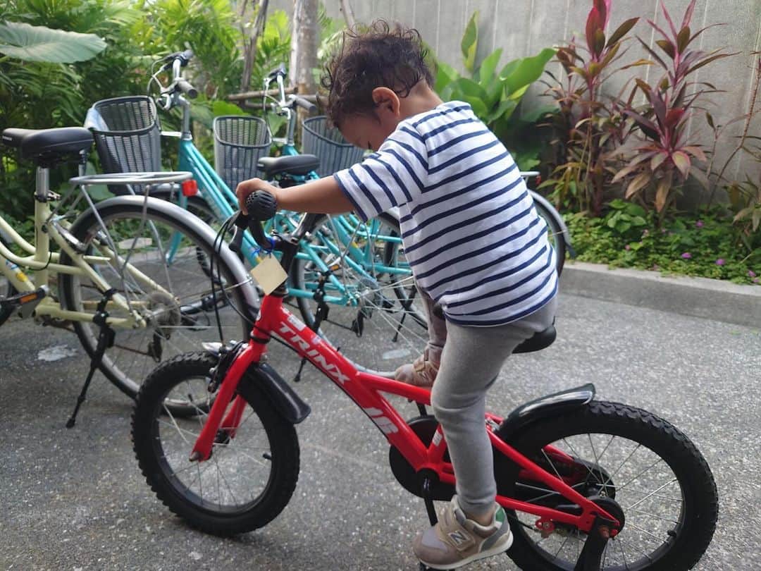 瀬間友里加さんのインスタグラム写真 - (瀬間友里加Instagram)「旅行中のひとコマ🩷 キッズ用自転車もたくさんあって、息子は大喜び👦🏻 まだ大きかったけど乗りたくて乗りたくて🤣 次のお誕生日は自転車かな😂🏍️ #thailand #phuket #プーケット旅行」12月15日 17時25分 - yurika.sema