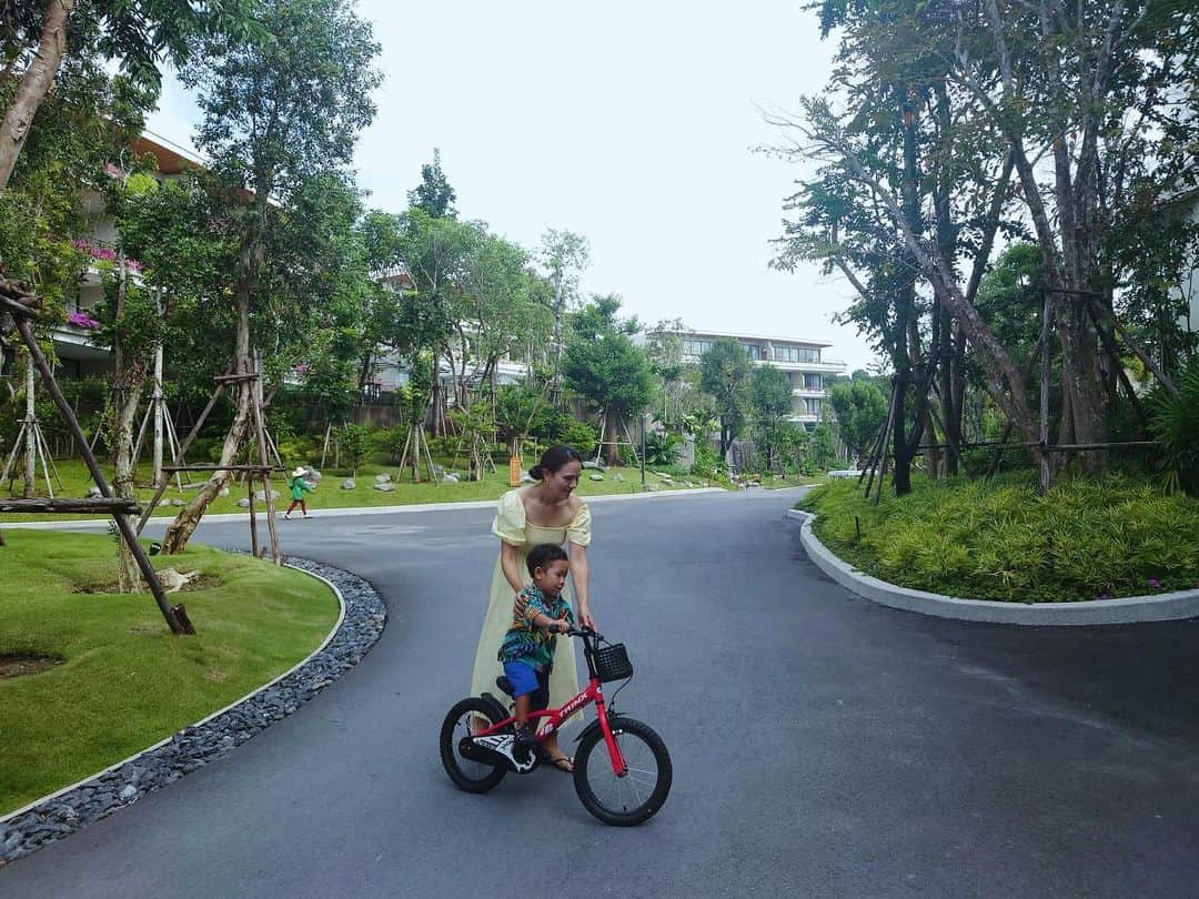 瀬間友里加のインスタグラム：「旅行中のひとコマ🩷 キッズ用自転車もたくさんあって、息子は大喜び👦🏻 まだ大きかったけど乗りたくて乗りたくて🤣 次のお誕生日は自転車かな😂🏍️ #thailand #phuket #プーケット旅行」