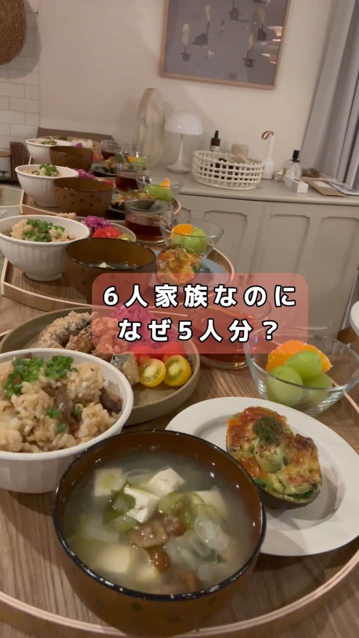 hichonのインスタグラム：「必ず質問いただくこちら  《なぜお盆が4つなんですか？》にお答えします☺️🤍  家族5人が美味しそうに食べる姿をみながら、会話を聞きながら、会話をしながら 家事をするのが幸せなんです😊  もちろん会話にも入ってます✨✊🏻  このルーティンを続けられてるのも 家族が美味しく食べてくれるおかげです！  美味しい！って言ってくれると 食器洗いのスピードがあがります🤣🤍🤍 単純🤣❤️‍🔥  人の幸せの感じ方はそれぞれなわけで🥹 座らないで食べるから凄いとか 言いたいのではなく、、  家事って毎日毎日するものだから🥹  自分が負担にならず幸せを感じながらやっていけたらいいなと🥹✊🏻  このやり方が私には合っていました☺️  伝わるかな🥹  このリールだけをみたらいろんなご意見があると思います🥹 子供たちの時間を作りたくて 夫婦でフリーランスの道を選びました！ 見えてる部分が全てではないとSNSを発信していると凄く思います🥹 いつも私たち家族を見守ってくださりありがとうございます😭✨  #hichonめし」