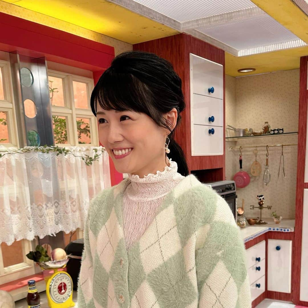 中島めぐみさんのインスタグラム写真 - (中島めぐみInstagram)「* #モモコのオーソレみーよ！ ⁡ 12/17(土)13:59〜放送の #オーソレ は❣️ ⁡ #兵動ぶらり in神戸⚓️✨ ⁡ クリスマスや年末年始に向けて賑わう神戸の 魅力的なスポットをご紹介🍽️💕 ⁡ ラーメン大好きな少年の凄すぎる食リポは 可愛くて面白くてスタジオでも大盛り上がり🤣 ⁡ さらに兵動さんがスノードーム作りに挑戦♪⛄️ ⁡ 番組最後のキッチンコーナーが コロナ以前のキッチン横になりました☺️ ⁡ ジュ〜っと焼ける音や美味しい匂いを感じ、 スタジオメンバーが家族のように料理の出来上がりを待つ時間が戻って、嬉しいです☺️ ⁡ #アナウンサー #カンテレ #アナウンサー衣装 #関西テレビ #番組衣装  #中島めぐみ  #衣装」12月15日 17時21分 - megumi_nakajima_