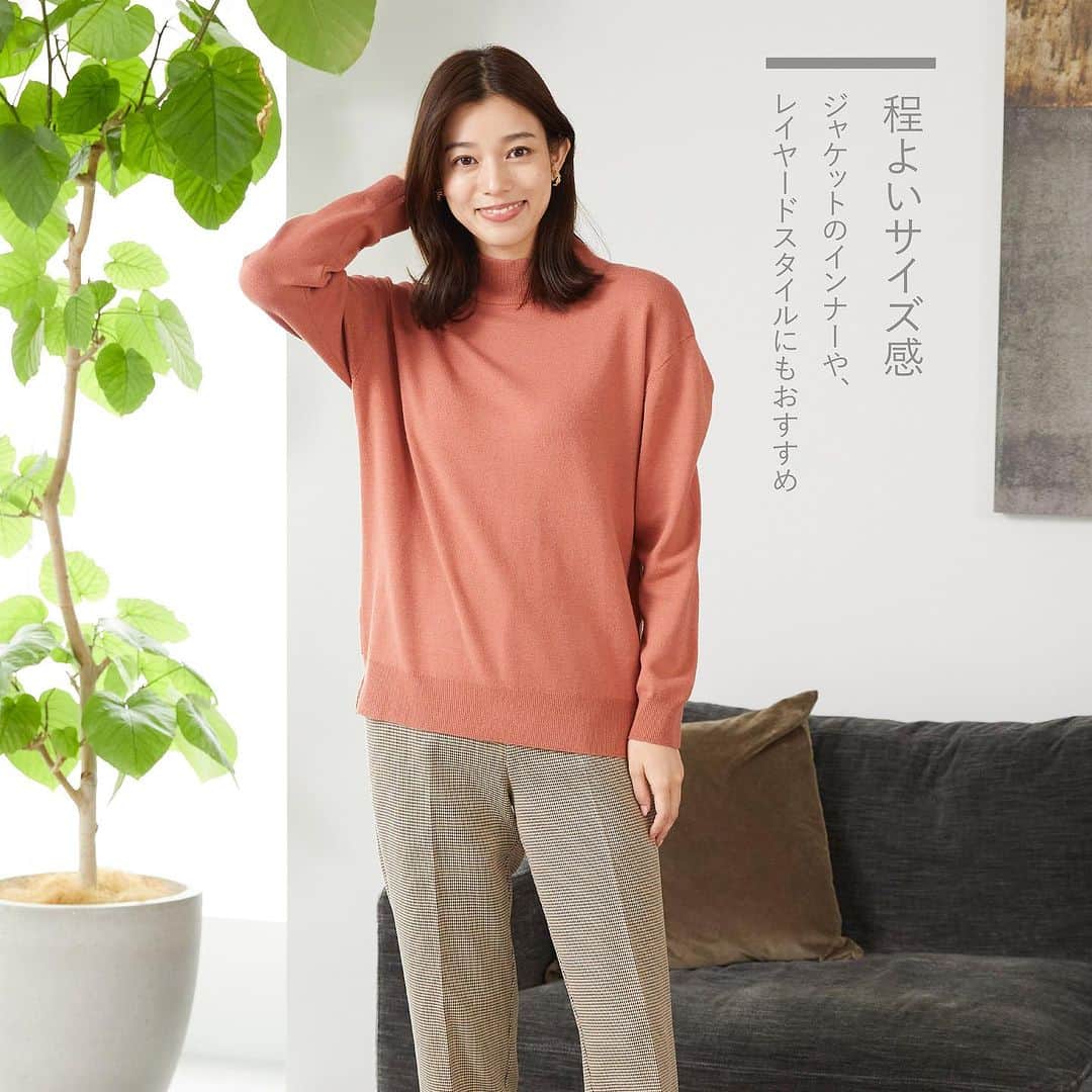 洋服の青山さんのインスタグラム写真 - (洋服の青山Instagram)「. 暖かく発熱する素材！？ 洋服の青山の”発熱ニット”のご紹介🧶  身体から発生する湿気を吸って保温し 心地良い温かさを感じることが出来る 寒い冬には嬉しいニットです🫶  さらにはウォッシャブルや 静電気抑制など多機能なのも 嬉しいおすすめポイント✨  機能だけではなくサイズ感や襟元にも こだわって作ったアイテムです🎁  是非チェックしてみてください👀  ・【発熱ニット】モックネックニット　5,390円 　グリーン　（ WNT23122-60 ） 　コーラル　（ WNT23122-70 ） 　グレージュ（ WNT23122-46 ）  ——————————————  洋服の青山【@aoyama_ladies】では 「自分らしく働く美しさ」をテーマに 新しいビジネススタイルをご紹介しております✨  商品のご購入は画像内の商品タグをご覧ください👀♡  ご紹介商品は、一部店舗でのみ 取扱いの場合もございます。  詳細についてはお近くの店舗 もしくはコメント・DMにて お気軽にお問い合わせください💌  ——————————————  #洋服の青山 #遊べる選べるシゴト服 #ビジネスカジュアル #ビジネスコーデ #ビジネススタイル #ビジネスファッション #OLコーデ #キャリアウーマン #お仕事コーデ #通勤コーデ #通勤ファッション #通勤スタイル #大人女子コーデ #大人コーデ #パンツコーデ #スカートコーデ #きれいめファッション #ビジカジコーデ #シャツ #ブラウス #スカート #スーツ #ニット #発熱ニット #冬アイテム」12月15日 17時24分 - aoyama_ladies