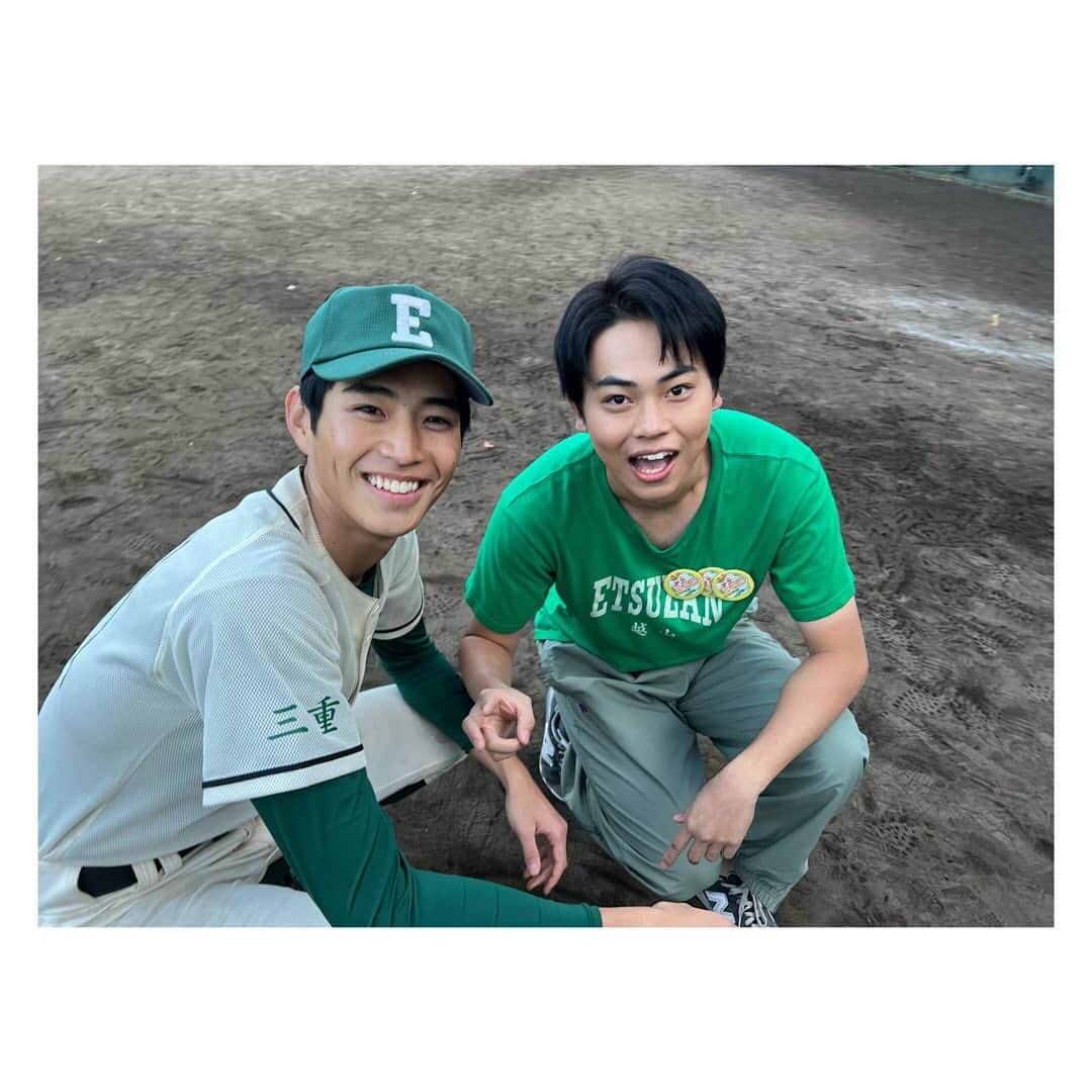 菅生新樹のインスタグラム：「日曜劇場 #下剋上球児   1年生組📸📸  ピッチャーとキャッチャー編⚾️⚾️  この3人はみんな初めましてじゃないメンバーなんです😎😎  てか、全部口開けて写真撮ってるけど閉じた方が良いよ？？？  10話まで残り２日！！！  #実は3年前から仲良い人 #靴仲間の人 #歳上なのに歳下みたいでガキンチョな人」
