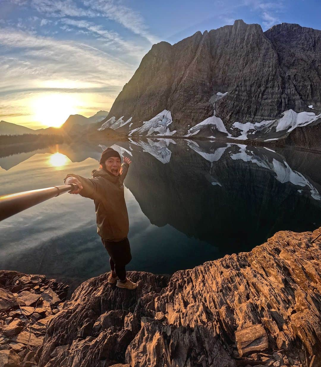 GoProのインスタグラム：「トレッキングで出会えた美しいサンライズ🌅 カナディアンロッキーから #フロー湖 を背景に、 @tomo.s1104 の #GoProセルフィー 🤳 ・ ・ ・ #GoPro #GoProJP #Canada #FloeLake #カナディアンロッキー #クーテネイ国立公園 #トレッキング」