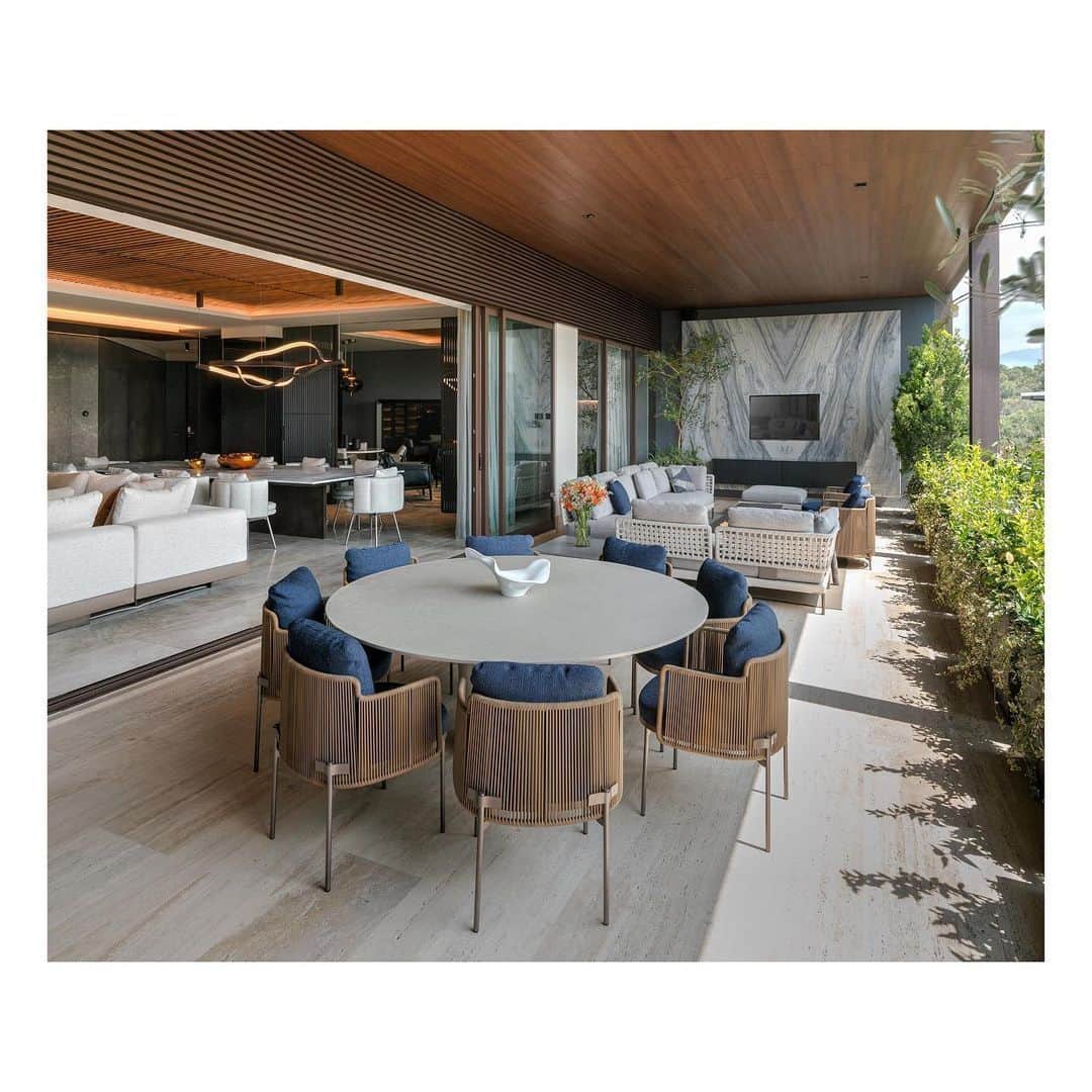 Minotti Londonさんのインスタグラム写真 - (Minotti LondonInstagram)「A flat in the heart of Mexico City looks like a large open space, flooded with air and light: here our furniture sets up the indoor and outdoor living and dining areas to host the most social occasions.  Location: Mexico City Architect: Grupo Arquitectura Furniture Supplier: Minotti Mexico City Photography: Agustin Garza  Discover more at minotti.com  #minotti #minottiprojects #minottimexicocity #interiordesign #designlover #madeinitaly #furniture #architecture #agustingarza #grupoarquitectura @hajjdesignless @agustingarza.photo @grupoarquitectura」12月15日 17時35分 - minottilondon