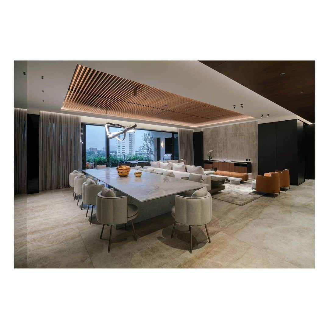 Minotti Londonさんのインスタグラム写真 - (Minotti LondonInstagram)「A flat in the heart of Mexico City looks like a large open space, flooded with air and light: here our furniture sets up the indoor and outdoor living and dining areas to host the most social occasions.  Location: Mexico City Architect: Grupo Arquitectura Furniture Supplier: Minotti Mexico City Photography: Agustin Garza  Discover more at minotti.com  #minotti #minottiprojects #minottimexicocity #interiordesign #designlover #madeinitaly #furniture #architecture #agustingarza #grupoarquitectura @hajjdesignless @agustingarza.photo @grupoarquitectura」12月15日 17時35分 - minottilondon