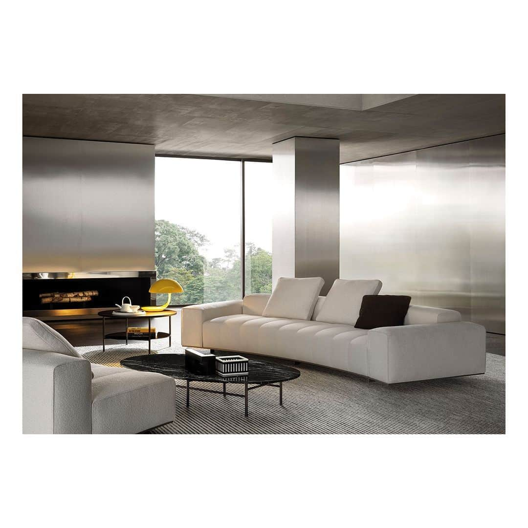 Minotti Londonさんのインスタグラム写真 - (Minotti LondonInstagram)「Immerse yourself into our world of craftsmanship and scroll through the pictures to discover the creation of our iconic Goodman seating system: authentic gestures bring to life a design conceived to last a lifetime.  Discover more at the link in bio.  Rodolfo Dordoni design  #minotti #minotti2023collection #goodman #seatingsystem #rodolfodordoni #interiordesign #designlover #madeinitaly」12月15日 17時43分 - minottilondon