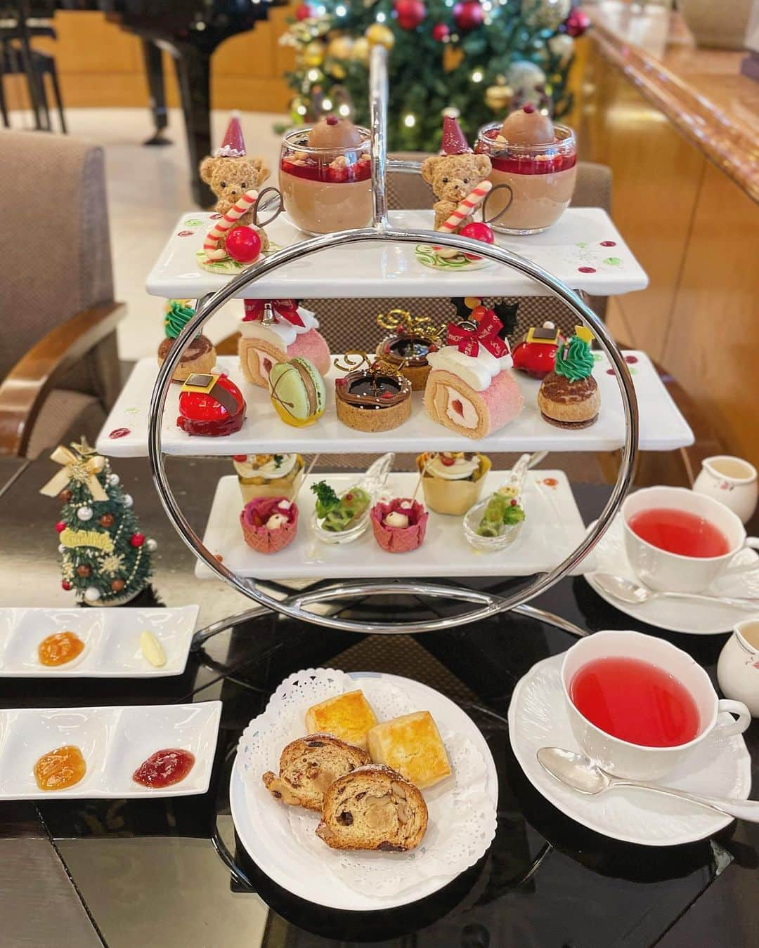 amigo.amigo.5205622のインスタグラム：「． ★#ヌン活 ★  #ロイヤルパークホテル の #クリスマスアフタヌーンティー 🎄  @royalparkhotel.tokyo   25日までやってる クリスマスバージョンの #アフヌン が可愛いすぎる😍  2匹のクマさん、 トナカイのチョコレートムース、 ツリーをイメージしたチョコレートシュークリーム などなど… 見た目が可愛いくて 見てるだけで 華やかでクリスマス雰囲気を味わえちゃう♡  ストロベリーのロールケーキも 甘すぎなくて 美味しい😍  25日までやってるよー🎄❤️  （住所） 東京都中央区日本橋蛎殻町2-1-1  さやちゃん♡ いつも楽しい時間をありがとう😍 @saya_happy365days2   #PR #アフターヌーンティー  #アフタヌーンティー  #afternoon  #afternoontea  #afternoonteatime  #ヌン活好きな人と繋がりたい  #東京アフタヌーンティー  #期間限定スイーツ  #クリスマスメニュー」