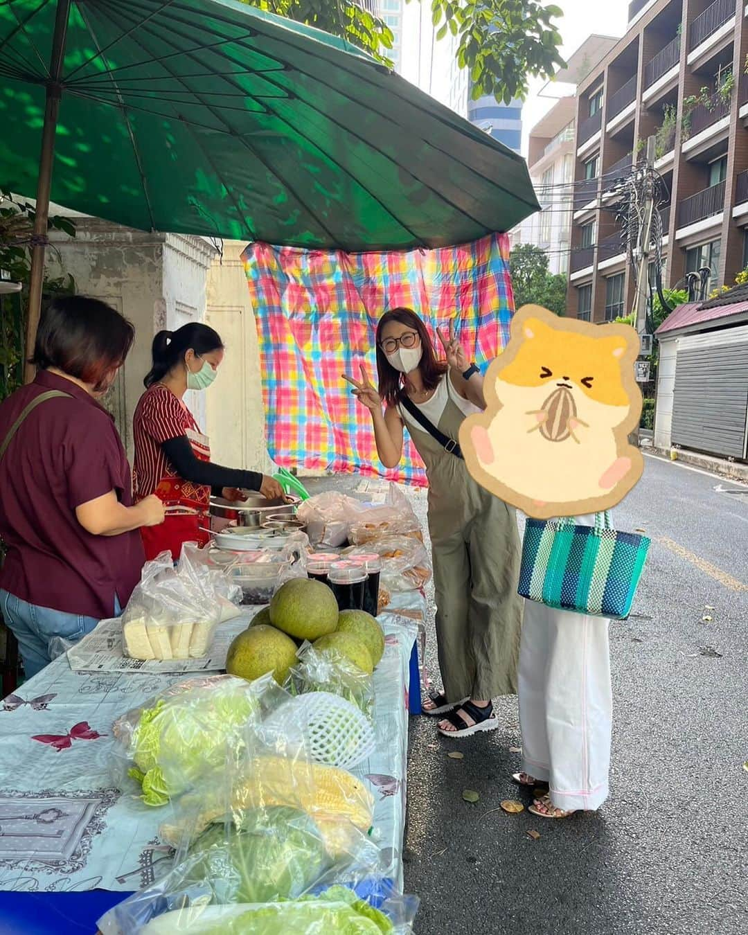 桜 稲垣早希さんのインスタグラム写真 - (桜 稲垣早希Instagram)「今日は幼稚園の仲良しママ友３人組でこの前YouTubeで行ったベンジャシリ公園裏のお豆腐屋さんで朝ごはん食べました😚  本日も安定の美味しさで、ジンジャースープ飲んで汗吹き出し健康的な朝でした🙆✨  タイ在住海外子育ての先輩ママ達に子育ての色々聞けてめっちゃ勉強になる  みんな色んな事を考えて感じながら子育てしてるんだなぁって思いました😊  海外にいる子供は英語に触れる機会は多いけど日本語の語彙力や理解がどうしても浅くなりがちなので、家庭での親子の会話がとても重要だったり、その対策なども色々教えてもらい、リアルで共感出来る話がたくさん聞けました😊  お豆腐屋さんの後、この前Buaちゃんに教えてもらったチョコレートのカフェも行って可愛すぎてめちゃくちゃ癒されました🥲✨ 子供が遊べるおもちゃを少し置いてくれてたのでトニーも連れて行こうかと思ったけどチョコ一粒50bthするのでやっぱり私1人でこっそり行く事にします😚  #桜稲垣早希 #りおなり #タイ移住 #3歳男の子育児 #海外子育てさ #タイ #バンコク #りおなり夫婦のビログ旅 #ベンジャシリ公園裏のお豆腐屋さん  #Duc De Praslin Belgium  #海外子育て」12月15日 17時42分 - sakura_inagaki_saki