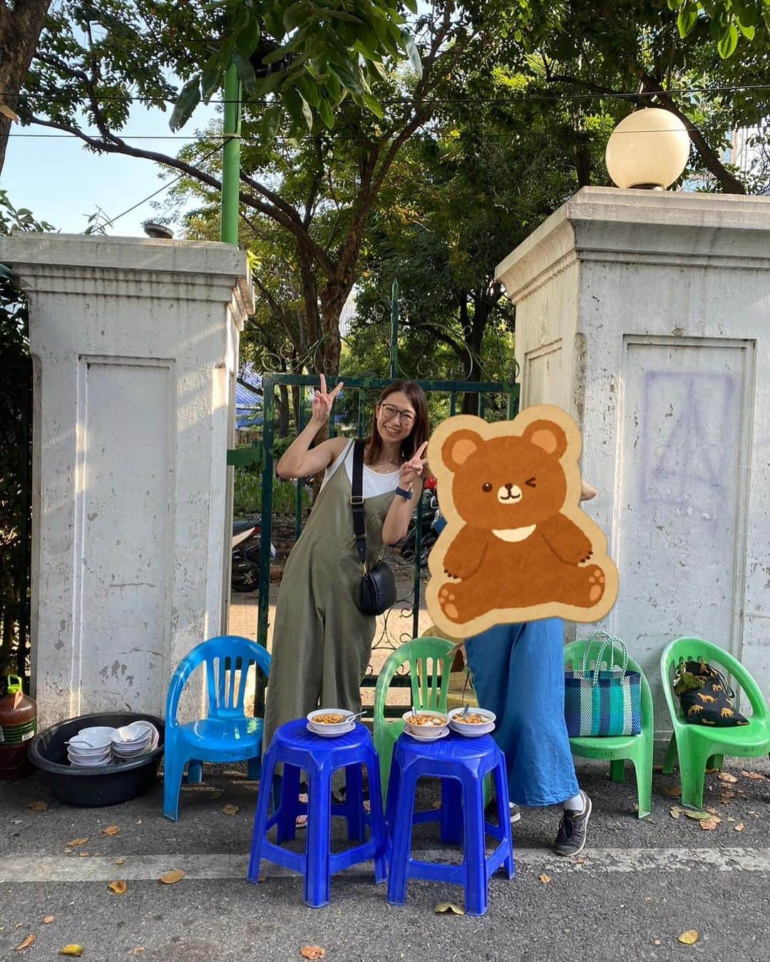 桜 稲垣早希さんのインスタグラム写真 - (桜 稲垣早希Instagram)「今日は幼稚園の仲良しママ友３人組でこの前YouTubeで行ったベンジャシリ公園裏のお豆腐屋さんで朝ごはん食べました😚  本日も安定の美味しさで、ジンジャースープ飲んで汗吹き出し健康的な朝でした🙆✨  タイ在住海外子育ての先輩ママ達に子育ての色々聞けてめっちゃ勉強になる  みんな色んな事を考えて感じながら子育てしてるんだなぁって思いました😊  海外にいる子供は英語に触れる機会は多いけど日本語の語彙力や理解がどうしても浅くなりがちなので、家庭での親子の会話がとても重要だったり、その対策なども色々教えてもらい、リアルで共感出来る話がたくさん聞けました😊  お豆腐屋さんの後、この前Buaちゃんに教えてもらったチョコレートのカフェも行って可愛すぎてめちゃくちゃ癒されました🥲✨ 子供が遊べるおもちゃを少し置いてくれてたのでトニーも連れて行こうかと思ったけどチョコ一粒50bthするのでやっぱり私1人でこっそり行く事にします😚  #桜稲垣早希 #りおなり #タイ移住 #3歳男の子育児 #海外子育てさ #タイ #バンコク #りおなり夫婦のビログ旅 #ベンジャシリ公園裏のお豆腐屋さん  #Duc De Praslin Belgium  #海外子育て」12月15日 17時42分 - sakura_inagaki_saki