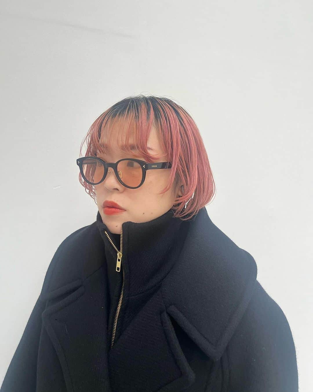 MIDWEST TOKYO WOMENさんのインスタグラム写真 - (MIDWEST TOKYO WOMENInstagram)「・ Lozza POPUP 12/15(fri) 〜 12/24(sun) @lozzaocchiali  @midwest_tm  @midwest_tw  ・ 【glasses】 sunglasses @lozzaocchiali  size free 着用品番 : 1-10-21-0818  【outer】 oversized coat with detachable collar @eenk_official  black / xsmall  【boots】 chelsea boots @vivianostudio × lost in echo black , pink / size 38,39  @midwest_official  staff 160cm  ______ ______ ______ ______  MIDWEST TOKYO 東京都渋谷区神南1-6-1 ☎︎03-5428-3171 ✉︎tokyo_w@midwest.jp  月〜土 12:00〜20:00 日・祝 11:00〜19:00  商品に関してのご質問、その他ございましたら お気軽にコメント、DMください。」12月15日 17時50分 - midwest_tw