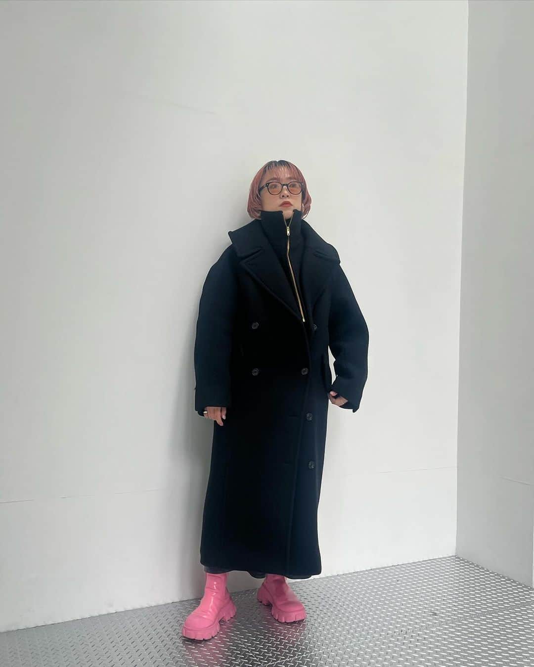 MIDWEST TOKYO WOMENのインスタグラム：「・ Lozza POPUP 12/15(fri) 〜 12/24(sun) @lozzaocchiali  @midwest_tm  @midwest_tw  ・ 【glasses】 sunglasses @lozzaocchiali  size free 着用品番 : 1-10-21-0818  【outer】 oversized coat with detachable collar @eenk_official  black / xsmall  【boots】 chelsea boots @vivianostudio × lost in echo black , pink / size 38,39  @midwest_official  staff 160cm  ______ ______ ______ ______  MIDWEST TOKYO 東京都渋谷区神南1-6-1 ☎︎03-5428-3171 ✉︎tokyo_w@midwest.jp  月〜土 12:00〜20:00 日・祝 11:00〜19:00  商品に関してのご質問、その他ございましたら お気軽にコメント、DMください。」