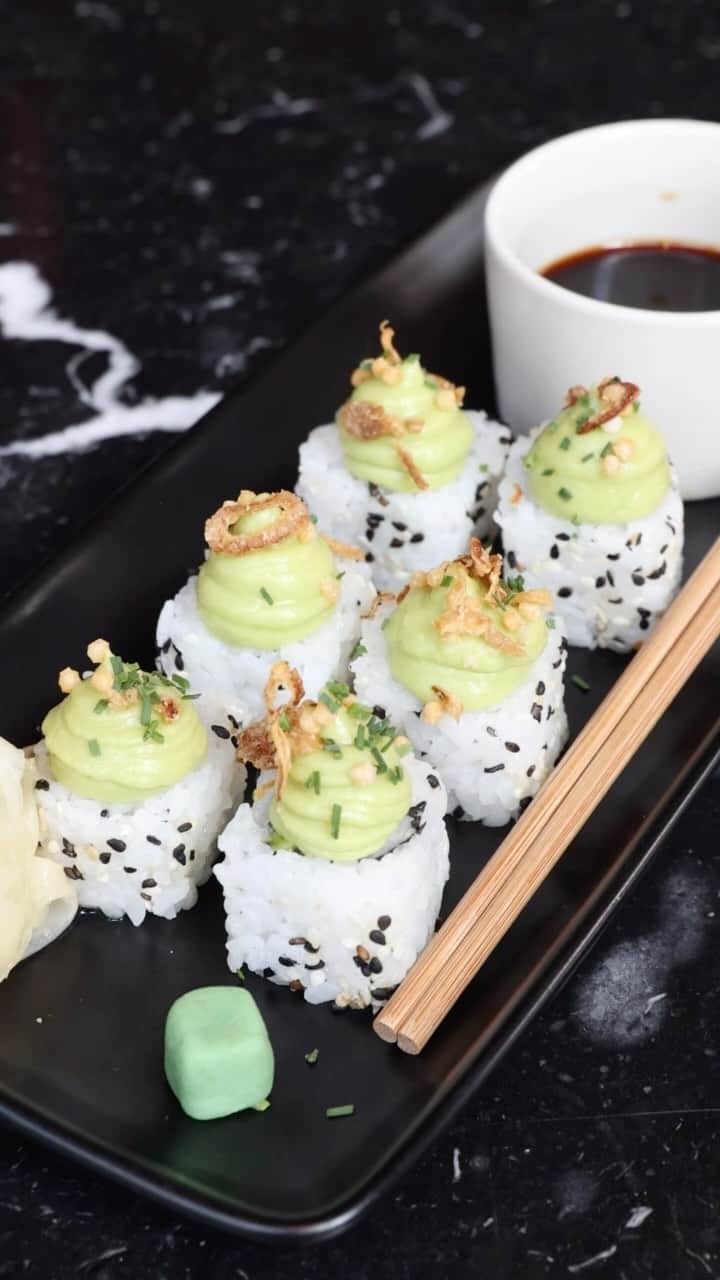 ゴードン・ラムゼイのインスタグラム：「Dragon rolls with cucumber, avocado and wasabi at @breadstreetkitchen !」