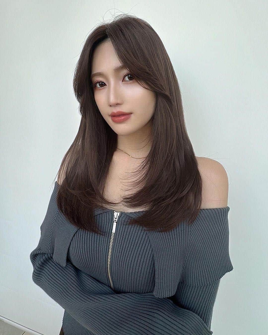 美女naviさんのインスタグラム写真 - (美女naviInstagram)「【美女navi ☻*】秋コーデ🍁 * * 今回ご紹介させていただく方は❤️ 相楽ゆか さん ▶️▷ @yuka_sagara  * * # Repost . . 秋color 今日の朝に撮ったやつです📸 . . 相楽ゆか さん のアカウントには 他にも素敵な投稿が(*´﹀`) ぜひ覗いてみてくださいね🧡  * * * 美女navi掲載希望の方は⇒ @bijo_navi ❤️と # 美女navi 、# 美女ナビ タグ付け * 10代限定姉妹アカウント 美少女navi掲載希望の方は⇒ @bishojo_navi 💛と # ビショウジョナビ タグ付け * お願いします✨✨ * * 次回もお楽しみに...😍 * * #レイヤーカット #内巻き #秋コーデ #暗髪カラー #シースルーバング  #ストレートヘア #ロングヘア #さらさらヘアー #アイメイク #ヘアケア #スタイル抜群 #モデル体型 #くびれ #赤リップ #エレガント #女子力アップ #女子力向上 #ナチュラルメイク #美意識 #美意識向上 #小顔カット #小顔ヘア」12月15日 18時00分 - bijo_navi