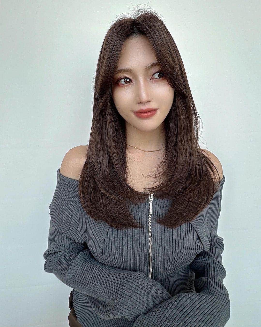 美女naviさんのインスタグラム写真 - (美女naviInstagram)「【美女navi ☻*】秋コーデ🍁 * * 今回ご紹介させていただく方は❤️ 相楽ゆか さん ▶️▷ @yuka_sagara  * * # Repost . . 秋color 今日の朝に撮ったやつです📸 . . 相楽ゆか さん のアカウントには 他にも素敵な投稿が(*´﹀`) ぜひ覗いてみてくださいね🧡  * * * 美女navi掲載希望の方は⇒ @bijo_navi ❤️と # 美女navi 、# 美女ナビ タグ付け * 10代限定姉妹アカウント 美少女navi掲載希望の方は⇒ @bishojo_navi 💛と # ビショウジョナビ タグ付け * お願いします✨✨ * * 次回もお楽しみに...😍 * * #レイヤーカット #内巻き #秋コーデ #暗髪カラー #シースルーバング  #ストレートヘア #ロングヘア #さらさらヘアー #アイメイク #ヘアケア #スタイル抜群 #モデル体型 #くびれ #赤リップ #エレガント #女子力アップ #女子力向上 #ナチュラルメイク #美意識 #美意識向上 #小顔カット #小顔ヘア」12月15日 18時00分 - bijo_navi