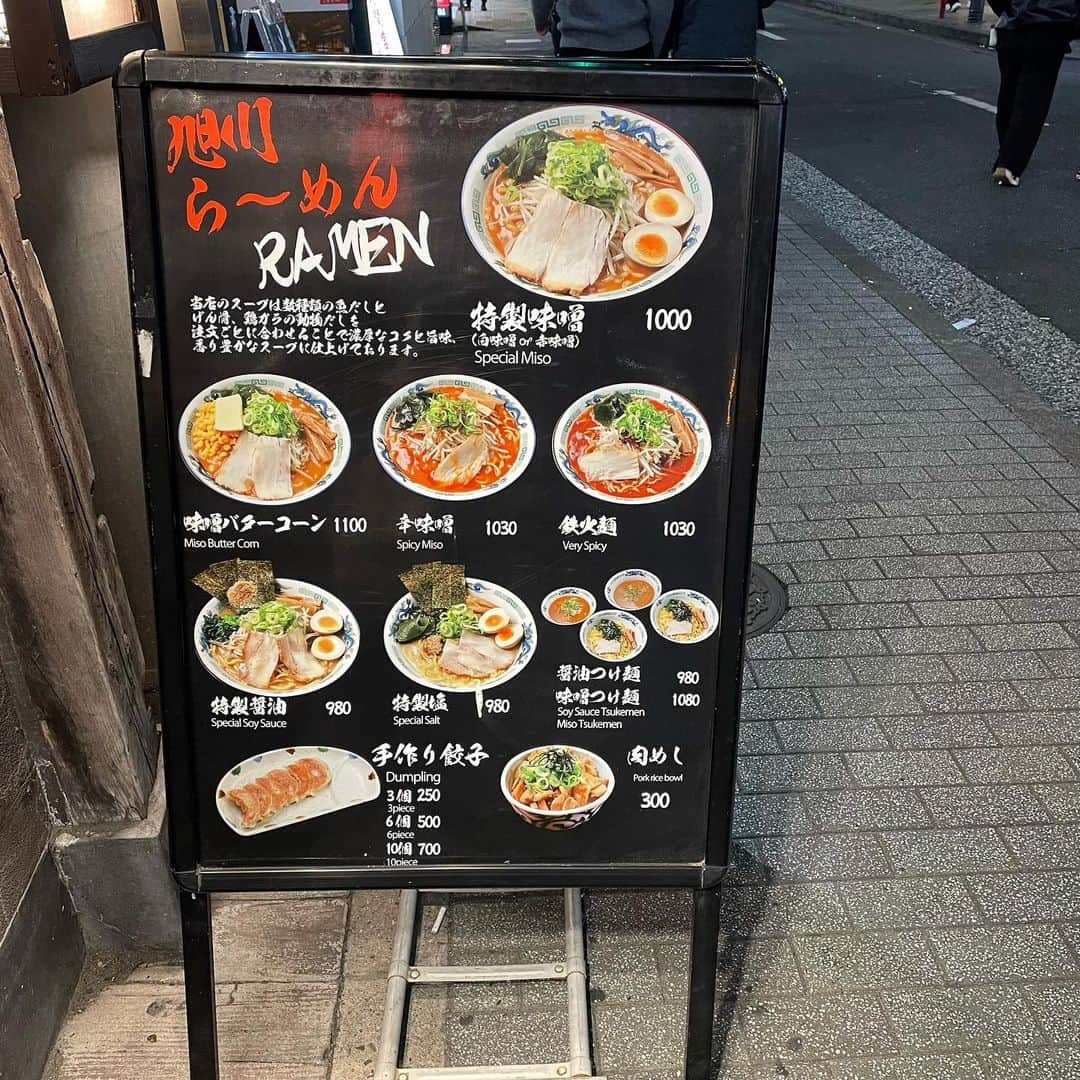 渡部おにぎりさんのインスタグラム写真 - (渡部おにぎりInstagram)「【男旭山】渋谷  ・辛味噌ラーメン ・手作り餃子 ・ライス(おかわり自由) ・替え玉無料  ヤバくない？ ライスも麺もおかわり自由って初めて！笑 餃子美味しかったね〜！！！  #飯テロ#グルメ#日本美食#全国美味いもの巡り#外食#instafood#yuumy #渋谷#渋谷グルメ#ラーメン#旭川#辛味噌#餃子」12月15日 18時01分 - watabe_onigiri