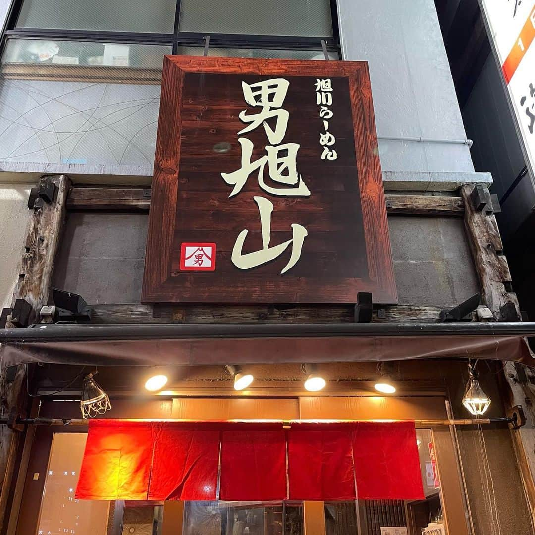 渡部おにぎりのインスタグラム：「【男旭山】渋谷  ・辛味噌ラーメン ・手作り餃子 ・ライス(おかわり自由) ・替え玉無料  ヤバくない？ ライスも麺もおかわり自由って初めて！笑 餃子美味しかったね〜！！！  #飯テロ#グルメ#日本美食#全国美味いもの巡り#外食#instafood#yuumy #渋谷#渋谷グルメ#ラーメン#旭川#辛味噌#餃子」