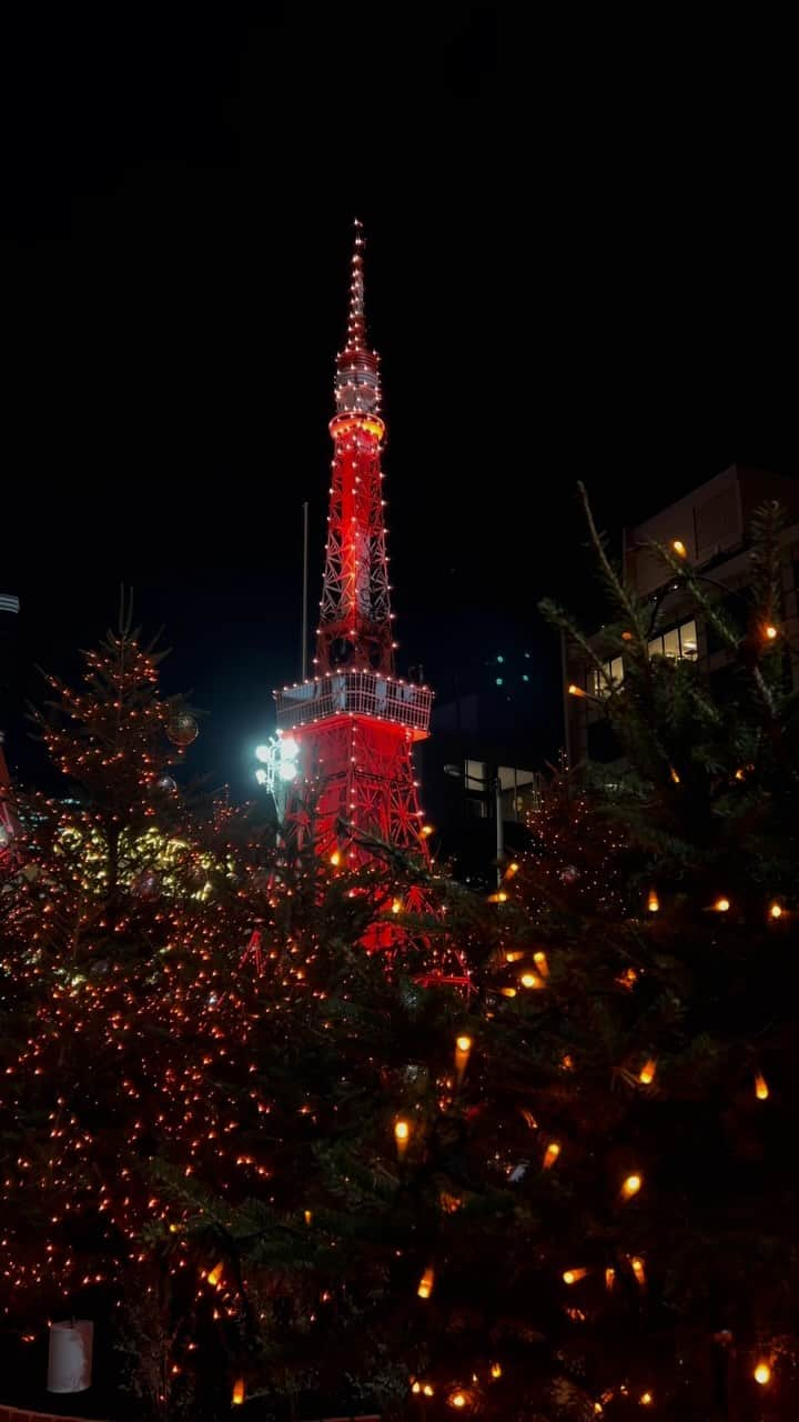 リー・シェンロンのインスタグラム：「Konnichiwa from Tokyo!  Am here to attend the @asean-Japan Commemorative Summit. It’s a significant milestone as this is the 50th year of friendship and cooperation between ASEAN and Japan. We will discuss deepening and broadening the ASEAN-Japan Dialogue Partnership, including in emerging areas such as the digital and green economies.   I will also be meeting Japanese PM @fumio_kishida and other leaders. Look forward to a productive visit! – LHL  (PMO Video by Jeline Chia)」