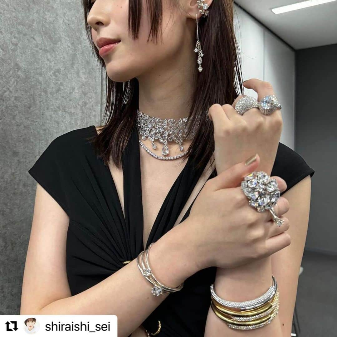 高橋里帆さんのインスタグラム写真 - (高橋里帆Instagram)「先日の前夜祭イベントの @shiraishi_sei  さんのヘアーメイク担当させて頂きました。  大人っぽい大胆なドレスにドキッとした方もたくさんいるかと思います✨  とっても綺麗で素敵でしたよ♡  配信スタートしている『幽☆遊☆白書』 私も見るのか楽しみです！  イベントでチラッと映像を見ましたが大スケールの映像にワクワクが止まりません。  皆さんも是非ご覧ください✨  #幽遊白書 #白石聖　さん#netflix #高橋里帆メイク#ヘアーメイク#イベント#beauty#beautiful   #Repost @shiraishi_sei with @use.repost ・・・ Netflixシリーズ『幽☆遊☆白書』 本日より世界独占配信スタートです。  是非ご覧下さい！  dress : @harunobumurata  accessory : @swarovski @hpfrance_official @e.m.__official  Styled by @limleanlee   #幽遊白書　#yuyuhakusho」12月15日 18時00分 - takahashi.riho