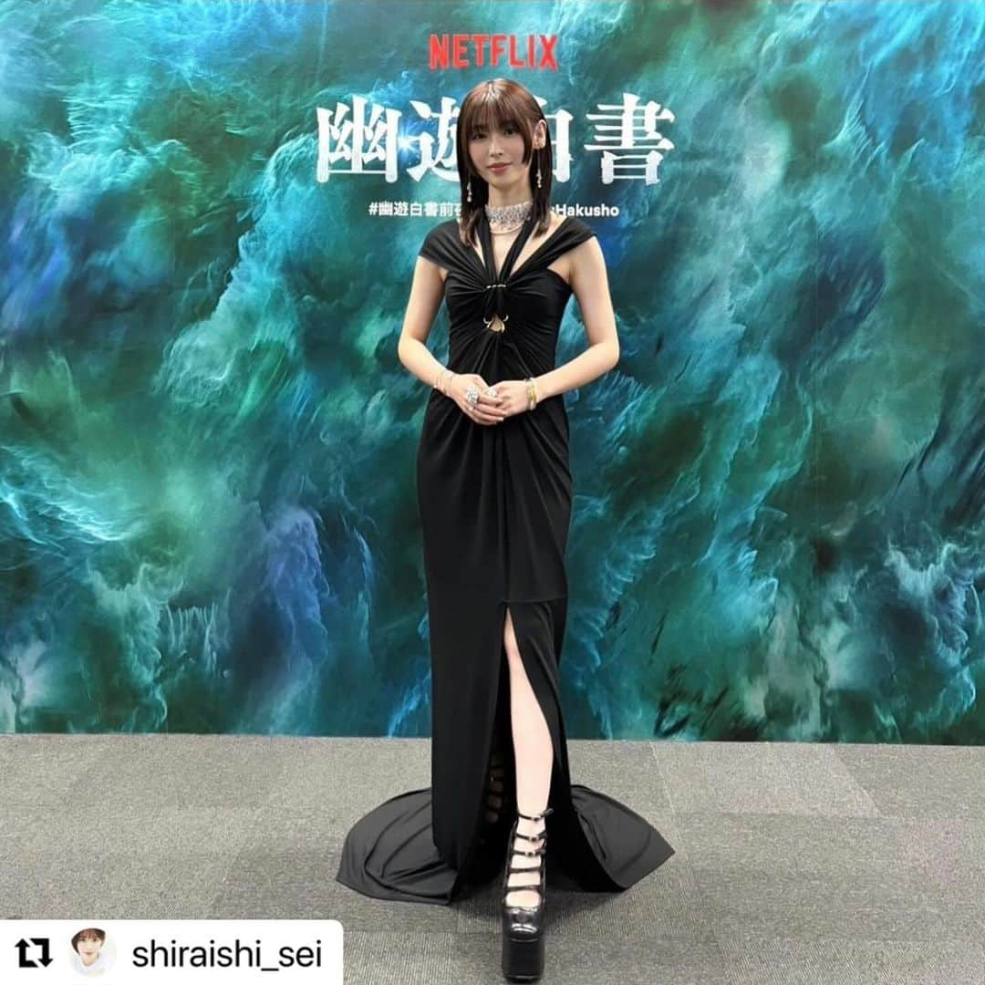 高橋里帆さんのインスタグラム写真 - (高橋里帆Instagram)「先日の前夜祭イベントの @shiraishi_sei  さんのヘアーメイク担当させて頂きました。  大人っぽい大胆なドレスにドキッとした方もたくさんいるかと思います✨  とっても綺麗で素敵でしたよ♡  配信スタートしている『幽☆遊☆白書』 私も見るのか楽しみです！  イベントでチラッと映像を見ましたが大スケールの映像にワクワクが止まりません。  皆さんも是非ご覧ください✨  #幽遊白書 #白石聖　さん#netflix #高橋里帆メイク#ヘアーメイク#イベント#beauty#beautiful   #Repost @shiraishi_sei with @use.repost ・・・ Netflixシリーズ『幽☆遊☆白書』 本日より世界独占配信スタートです。  是非ご覧下さい！  dress : @harunobumurata  accessory : @swarovski @hpfrance_official @e.m.__official  Styled by @limleanlee   #幽遊白書　#yuyuhakusho」12月15日 18時00分 - takahashi.riho