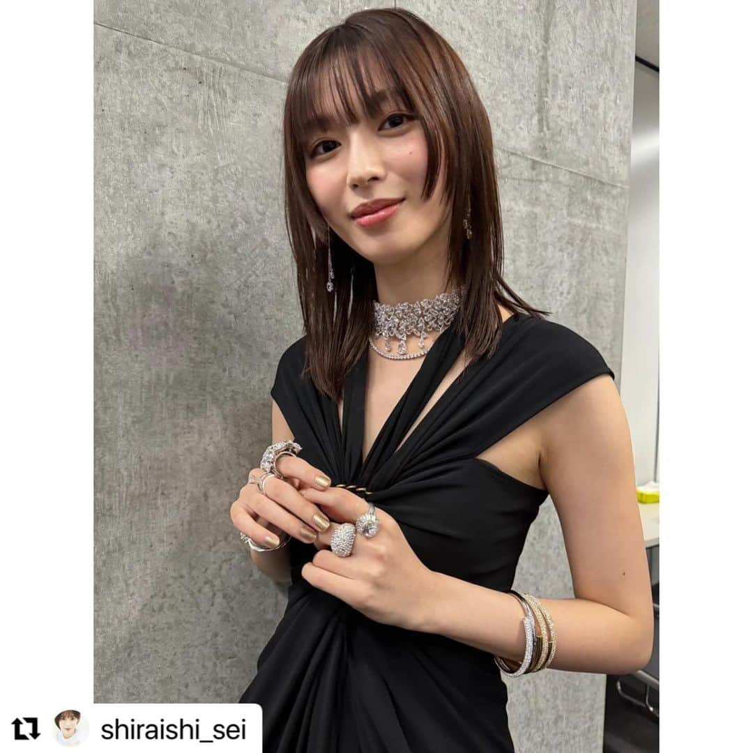 高橋里帆さんのインスタグラム写真 - (高橋里帆Instagram)「先日の前夜祭イベントの @shiraishi_sei  さんのヘアーメイク担当させて頂きました。  大人っぽい大胆なドレスにドキッとした方もたくさんいるかと思います✨  とっても綺麗で素敵でしたよ♡  配信スタートしている『幽☆遊☆白書』 私も見るのか楽しみです！  イベントでチラッと映像を見ましたが大スケールの映像にワクワクが止まりません。  皆さんも是非ご覧ください✨  #幽遊白書 #白石聖　さん#netflix #高橋里帆メイク#ヘアーメイク#イベント#beauty#beautiful   #Repost @shiraishi_sei with @use.repost ・・・ Netflixシリーズ『幽☆遊☆白書』 本日より世界独占配信スタートです。  是非ご覧下さい！  dress : @harunobumurata  accessory : @swarovski @hpfrance_official @e.m.__official  Styled by @limleanlee   #幽遊白書　#yuyuhakusho」12月15日 18時00分 - takahashi.riho