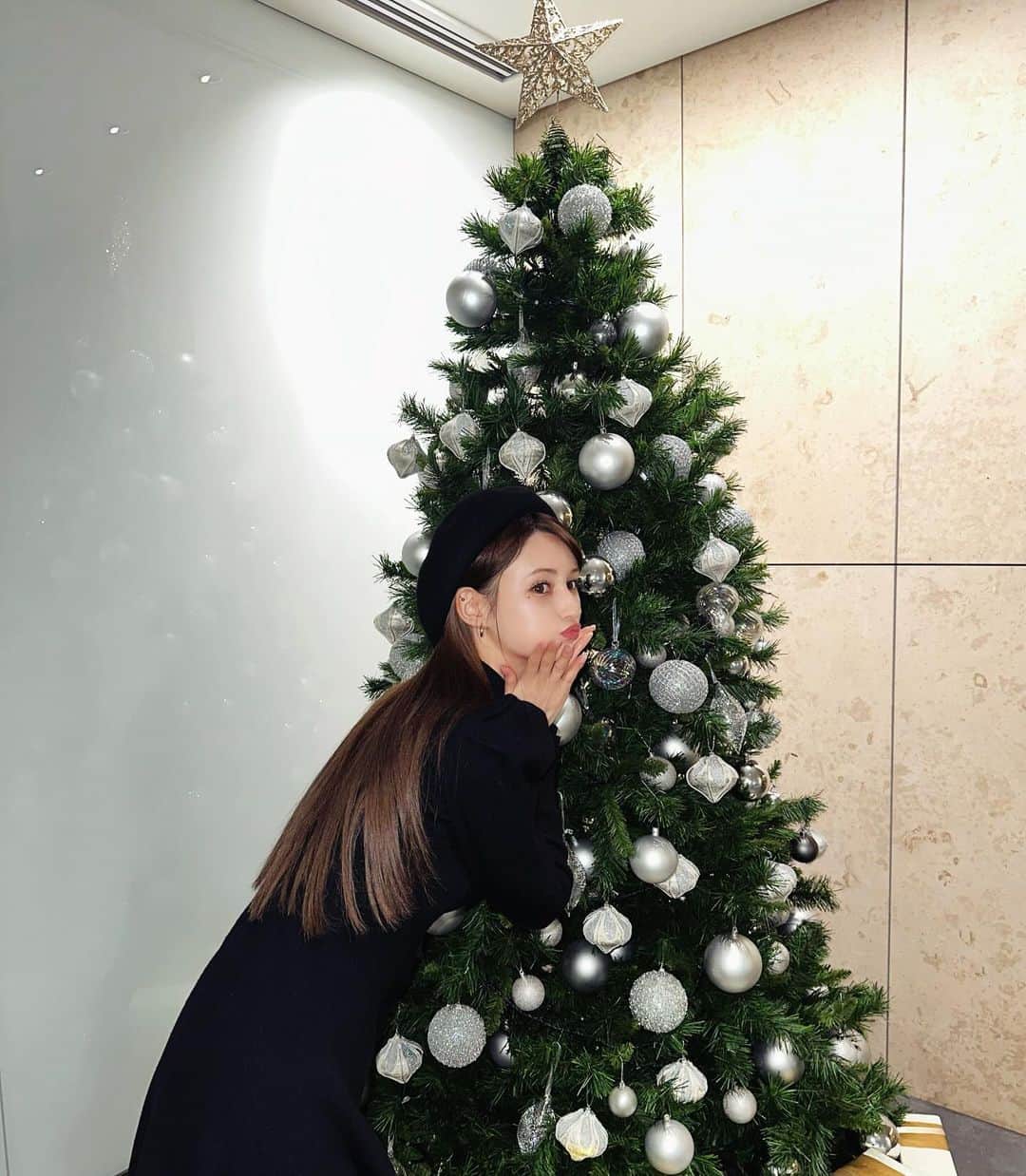 ダレノガレ明美のインスタグラム：「会社のツリー🌲🎄🌲 イルミネーションまだちゃんと見に行ってないなぁ〜🥺」