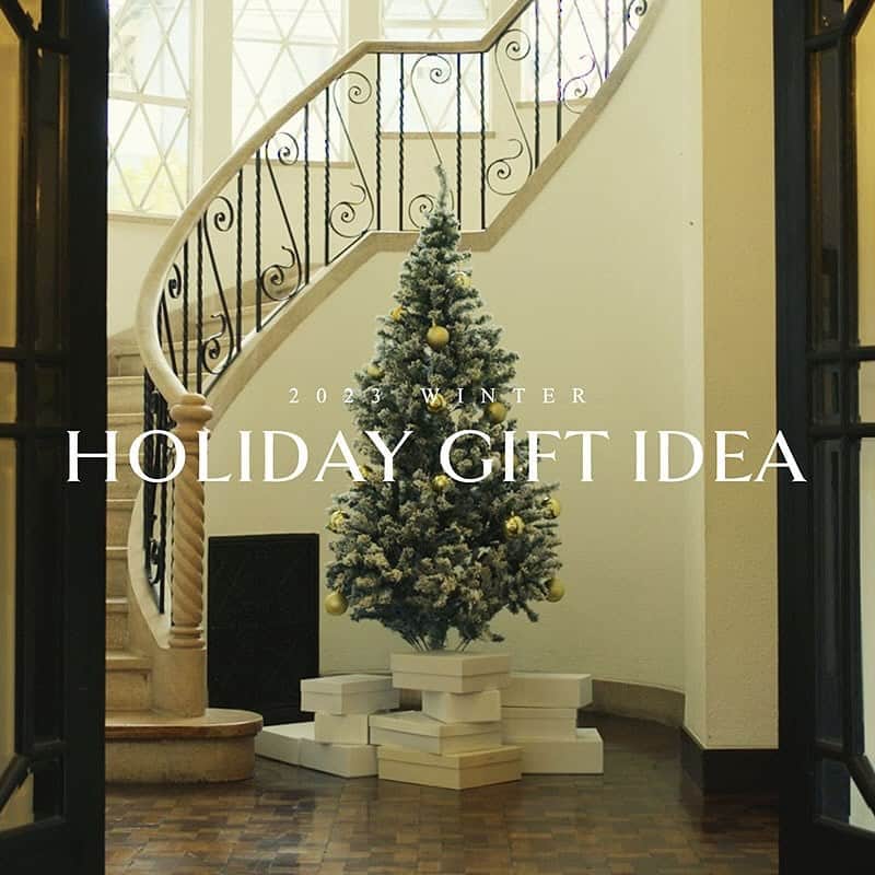 エストネーションのインスタグラム：「HOLIDAY GIFT IDEA 2023 大切な人に、自分へのご褒美に。おすすめのホリデーギフトをESTNATIONのスタッフがご紹介します。   - - - - -   【特集ページを公開】 エストネーション公式サイトにて特集ページを公開中。プロフィールのハイライトからご覧いただけます。   - - - - -   01 SELECTER 本部オフィス MIZUTANI   ☑Slide 2 日頃の感謝を込めて BRIGITTE TANAKA グラフィックオーガンジーバッグ ショッピングバッグが必需品になった昨今、そんなところにもユーモアを持って暮らしていきたい。ギフトのテーマは、「気分を上げられるもの」。ご友人のライフシーンに1つでも多く気分の上がる瞬間が増えたらいいな、など考えながら選ぶのがポイントです。  ☑Slide 3 特別な方へ PaDD ビッグカラーダウンジャケット 冬のホワイトは、女性の肌のトーンを明るくしてくれます。パフィーなダウンは、冬のデートにぴったり。仕草まで女性らしくしてくれるホワイトアイテムは、特別な方へのギフトにおすすめです。  ☑Slide 4 自分へのご褒美 GIA BORGHINI チャンキースエードロングブーツ 冬はアウターありきのスタイリングになってしまいます。だからこそ足元で人と差を付けたい。私は、足元にボリュームを持たせるスタイリングが好きなので、このボリュームソールがお気に入りポイントです。   - - - - -   02 SELECTER 本部オフィス ABE   ☑Slide 5 日頃の感謝を込めて Johnstons カシミヤフィンガーレスグローブ 手袋は冬の定番ですが、暑くなりすぎて外した経験はありませんか。そんな方にお勧めしたいフィンガーレスの手袋。個人的には手の甲をすっぽり覆ってくれるくらいでちょうど良いのです。しかもカシミヤ100％。ホリデーシーズンらしい明るい色をプレゼントするのはいかがでしょう。   ☑Slide 6 特別な方へ ESTNATION ボアシャツブルゾン ボアの洋服はアウトドアブランドに多く、スポーティーなものが多いですが、こちらは襟付きでスラックスに合わせても素敵に決まります。優しいオフホワイト。クールなブラック。お相手に合わせてお選びください。   ☑Slide 7 自分へのご褒美 SALOMON X-ALP ESILL GR10K 消防士の制服に用いられる超耐久性のあるファブリック、保護トゥキャップ、Contagrip® ソール、と無骨で頑丈な作り。これらを垢抜けたカラーリングでファッションに昇華させるのが得意なブランド同士のコラボ。スタイリング云々ではなく物として手元に欲しい一足です。   #エストネーション #estnation」