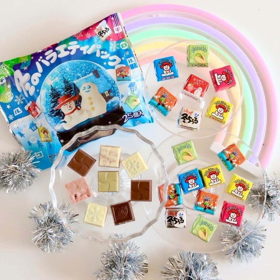 チロルチョコさんのインスタグラム写真 - (チロルチョコInstagram)「＼気になる人はコメントに⛄️で教えて👂／  おうちでバラエティパックを楽しもう🏠 発売3年目😘 ▶チロルチョコ〈冬のバラエティパック〉⛄️❕    5種のアソート✨ #冬季限定 のバラエティパックはおうち#パーティ にもおすすめ🥳   2種のリニューアル( ᷇࿀ ᷆ )♡ ┈┈┈┈┈┈┈┈┈┈  🪩ɴᴇᴡ🪩 ▫️ピスタチオ ▫️キャラメルコーヒーアーモンド ▫️ザクザクいちご【この商品限定】 ▫️ホワイトビス ▫️冬チロル ┈┈┈┈┈┈┈┈┈┈  ＼全5種類が楽しめるアソート商品／  新フレーバーの〈ピスタチオ〉と〈キャラメルコーヒーアーモンド〉を含む5味アソート‪🫶🏻️😖 この商品限定の 〈ザクザクいちご〉や チロルファンに評価の高い〈冬ちろる〉と〈ホワイトビス〉と言った様々な "食感"のラインナップで、食べ飽きない商品になっていますよ⛄️❕  今年の#クリスマス パーティにいかがですか❓🦖 ⋆͛  ┈┈┈┈┈┈┈┈┈┈      ▫️全国で発売🛒 ※お取り扱いのない店舗もあります。 また、商品がなくなり次第、販売終了とさせて頂きます。   🗣💬 商品に関するご質問については、チロルチョコ公式HPお客様お問い合わせまでご連絡くださいませ🙇   #tirol #tirolchoco #チロルチョコ #チロル #チョコレート #おやつタイム #chocolate #おうちカフェ #おやつの時間  #chocolatelover  #shopチロル#チョコレート好きと繋がりたい」12月15日 18時07分 - tirolchoco_official