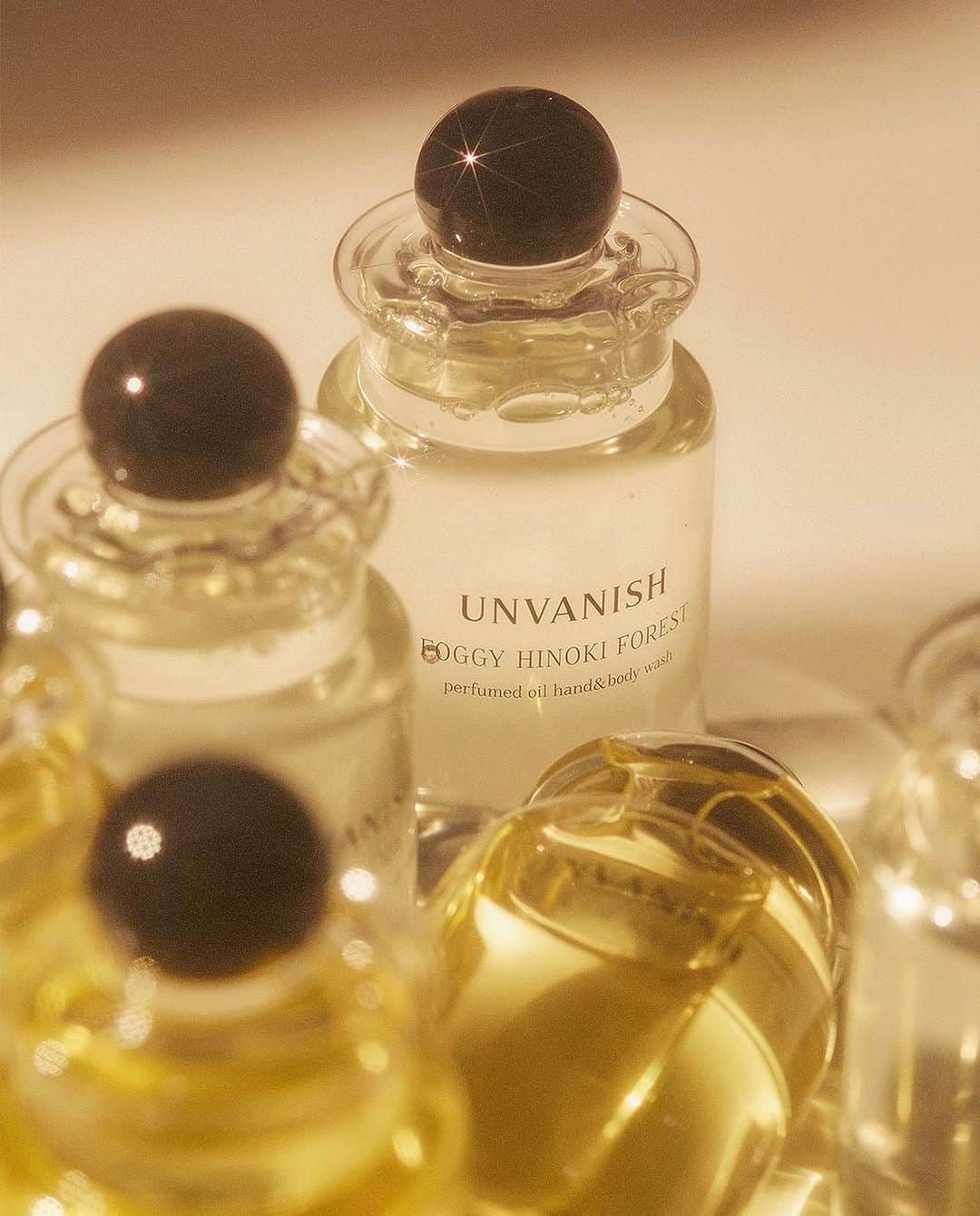 リステアのインスタグラム：「【UNVANISH】>>> LAUNCHING 12.15(fri) -  韓国発、“魅惑的な人の体臭を連想させること”がコンセプトのオイルビューティーブランド「UNVANISH」が日本上陸。  クリーンビューティを徹底しながら、芳香療法を取り入れた独自の香りとオイルの特性に着目したアイテムラインナップで、韓国のビューティ市場に新風を吹き込んでいる。  RESTIR Boutiqueではブランドの世界観が体感できる期間限定インスタレーションのほか、ローンチを記念した商品をご用意しました。 ルームフレグランスやオリジナルボックス入りのギフトセットが手に入るのは、日本ではRESTIRだけ。 ぜひこの機会にご来店ください。  #unvanish #RESTIR #リステア」