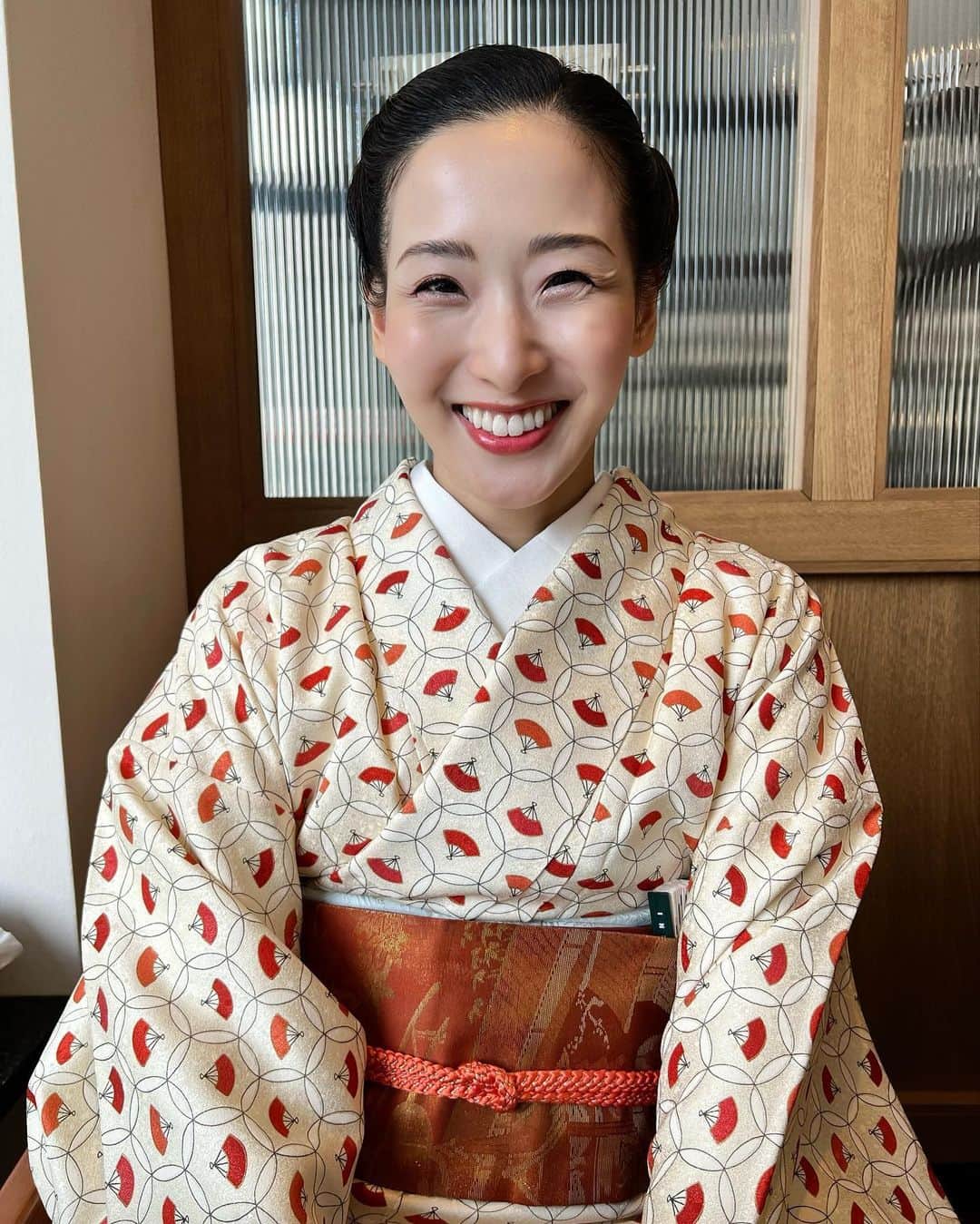 蘭乃はなのインスタグラム：「なにがそんなに可笑しいのか☺︎  #和樂 #和樂web #オフショット  @warakumagazine   #着物 #kimono #ときどき洋服  #paris #munich  #らんの着物」