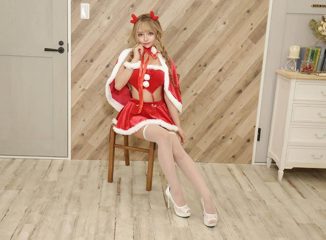 でいじーのインスタグラム：「サンタコス全部アップされてるよ✨️ まだ決まってない方見てみてねー🎅  @graxia_official   このサンタコス、新しく買ったドレスにちょっと形似てる笑  #撮影データ#衣装モデル #キャバクラ#キャバ嬢#夜職#水商売#ニュークラ#ホスト#ホストクラブ#ガールズバー#ラウンジ#キャバ#新宿#六本木#すすきの#撮影会モデル #池袋#錦#ミナミ#中洲#北新地#大阪#東京#follow#bar#サパー#バー#cute#followback#サンタコス」