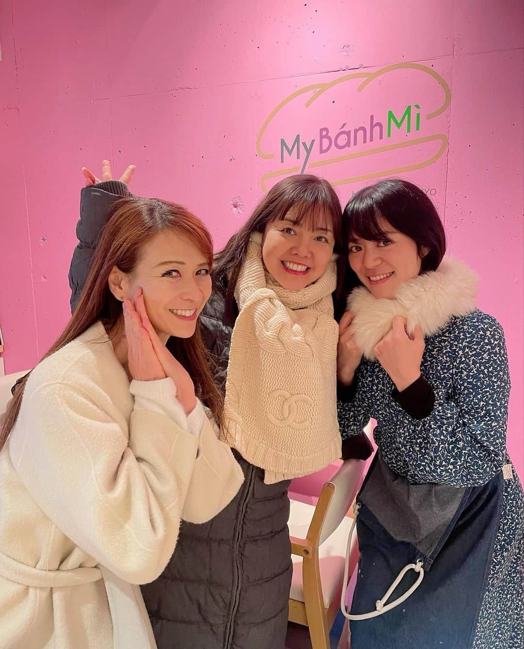 里井真由美さんのインスタグラム写真 - (里井真由美Instagram)「栗スマス〜🌰🎄✨  お店は原宿「マイ バインミー グルテンフリー」です♡ 笠マロン さとい栗モンブランの 🌰🎄栗スマスバージョンでございます〜✨✨✨  @mybanhmi_by_glutenfree_tokyo  @otonakasara   さとい栗がヘルシーに仕上がってて 嬉しいー ♡  オリジナルの米粉トーストに、たっぷりの和栗クリーム♡ 大体、しょっぱい系のバインミーと両方食べるのですが、  この日は「トリプルチーズ バインミー」と ザクザク食感のトーストとフレッシュな野菜と 北海道チーズ、ハマるおいしさ〜🧀☺️  大豆ミートも好み〜 全てグルテンフリーでテイクアウト🆗♡  原宿から徒歩4分ほどでーす　  🔻  @mybanhmi_by_glutenfree_tokyo   。。。  楽しい週末をお過ごしくださいね〜  。。。  #mybanhmi #glutenfree #マイバインミーbyグルテンフリートーキョー #マイバインミー #原宿#グルテンフリー#さとい栗#笠マロン#笠間#里井真由美#フードジャーナリスト里井真由美 #モンブラン#原宿カフェ #原宿グルメ #原宿ランチ #tokyo」12月15日 18時12分 - mayumi.satoi