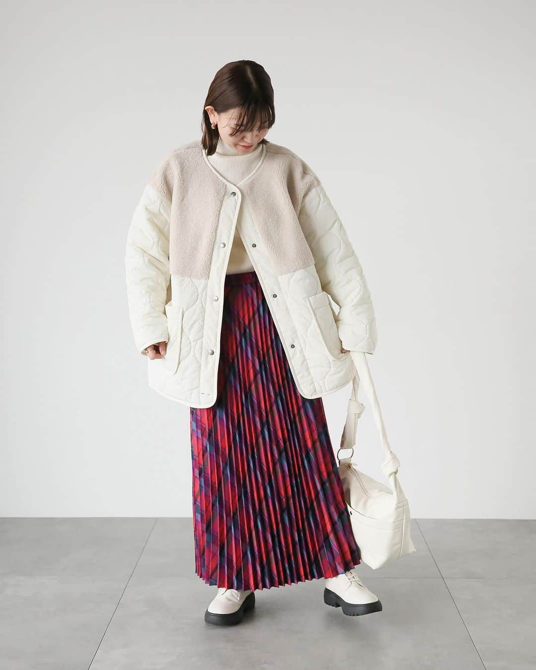 Lugnoncure（ルノンキュール）さんのインスタグラム写真 - (Lugnoncure（ルノンキュール）Instagram)「【Recommend Item】 ⁡ カジュアル派のスタイリングに欠かせないキルトコートをボア切替にした今年らしい印象のコート。 ⁡ 首周りはノーカラーデザインですっきりとした印象に。 寒い日にはタートルネックやストールも合わせやすいです◎ ⁡ お尻まで隠れるゆったりシルエットでストレスフリーな着心地です。 ⁡ —————————————— ⁡ #coat ¥11,990(tax incl.) _No.1304981 off-white/khaki/black ※週末店頭入荷予定 ⁡ —————————————— ⁡ ※タグのついていないアイテムもオンラインショップに順次入荷いたします。 ⁡ ※商品画像は、撮影環境やご利用のPC・スマートフォンのモニター環境などにより実物と色味に差異がある場合がございます。 ⁡ ⁡ #lugnoncure #ルノンキュール #オフコーデ #キレイめカジュアル #オフスタイル #休日コーデ #大人カジュアル #カジュアルコーデ #トラッドスタイル #ボアキルト切替コート #コート #トレンド #2023aw #canshopig」12月15日 18時12分 - lugnoncure