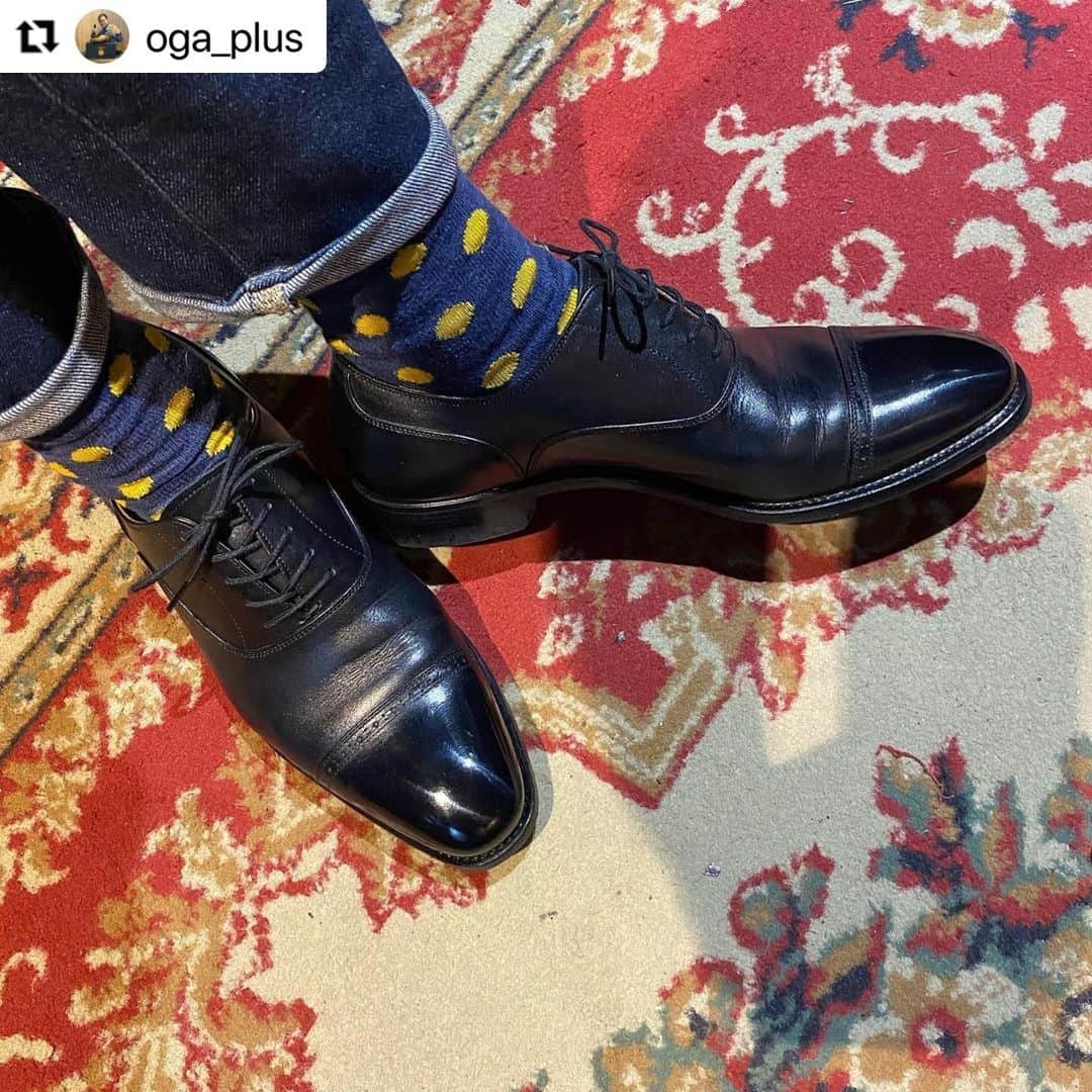 THE COLUMBUS CO.,LTD.さんのインスタグラム写真 - (THE COLUMBUS CO.,LTD.Instagram)「#コレクションズ推進委員会  photo by @oga_plus  本日のコレクションズ推進委員会は 靴磨き選手権ファイナルにも出場なさった小川さんの投稿をリポスト！🔥  ・・・ 【山陽GAKU】  こんばんは！ SCOTCH GRAIN山陽GAKUを履いて１ヶ月ちょっとが経ちました。 約5回使用して既に中底が沈んで履き心地抜群の靴に育ちました☺️  黒靴ということでコーデに落とし込みやすいこともあり靴下で遊んじゃったりしてます笑  コチラの山陽GAKUですが、水性の塗膜剤を使用していないのでクリームをグングン吸い込むという事を前の記事にも書きましたが Boot Blackのコレクションズクリーム¥2,000+tax が相性抜群なので是非使ってみてほしいです！！  Boot Blackのコレクションズクリームは着色力が強いクリームというのはご存知の方も多いと思いますが その内容は水性の染料(革を染める着色材)と水性のナノ顔料(革の上に乗せる着色材)を組み合わせたものなんですね。  ソレにより、効率的に色を付けていくことが出来るのですが、育てるがコンセプトの山陽GAKUにピッタリですね！！  更に表面に留まる力が強いナノ顔料により毛穴を埋めやすく鏡面磨きをするベースにもなるので、始めのうちは鏡面磨きに時間がかかる山陽GAKUにこれまたピッタリ！！ 更に更にアルガンオイルが入っているので、革への栄養補給もしっかりと行ってくれるという優れもの😳  拘った靴には拘った靴クリームを使う事でより靴磨きが楽しめると思います。 Boot Black コレクションズクリームを使用して山陽GAKUを濃く濃くメンテナンスしてみてはいかがでしょうか😎笑  #山陽GAKU #scotchgrain  #コレクションズクリーム #shoeshine #shoepolish #bootblack #アーティストパレット #パレットシャイン #鏡面磨き #靴磨き #shoerepair #gakuplus #名古屋 #愛知  #恭の靴磨き #急にセールスっぽくなるやつ」12月15日 18時27分 - columbus_official_
