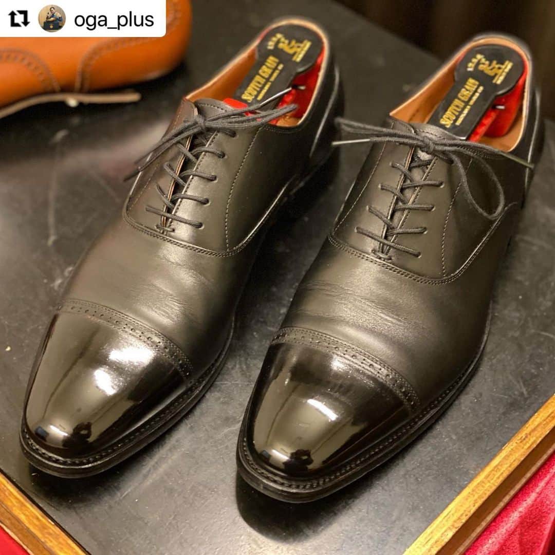 THE COLUMBUS CO.,LTD.さんのインスタグラム写真 - (THE COLUMBUS CO.,LTD.Instagram)「#コレクションズ推進委員会  photo by @oga_plus  本日のコレクションズ推進委員会は 靴磨き選手権ファイナルにも出場なさった小川さんの投稿をリポスト！🔥  ・・・ 【山陽GAKU】  こんばんは！ SCOTCH GRAIN山陽GAKUを履いて１ヶ月ちょっとが経ちました。 約5回使用して既に中底が沈んで履き心地抜群の靴に育ちました☺️  黒靴ということでコーデに落とし込みやすいこともあり靴下で遊んじゃったりしてます笑  コチラの山陽GAKUですが、水性の塗膜剤を使用していないのでクリームをグングン吸い込むという事を前の記事にも書きましたが Boot Blackのコレクションズクリーム¥2,000+tax が相性抜群なので是非使ってみてほしいです！！  Boot Blackのコレクションズクリームは着色力が強いクリームというのはご存知の方も多いと思いますが その内容は水性の染料(革を染める着色材)と水性のナノ顔料(革の上に乗せる着色材)を組み合わせたものなんですね。  ソレにより、効率的に色を付けていくことが出来るのですが、育てるがコンセプトの山陽GAKUにピッタリですね！！  更に表面に留まる力が強いナノ顔料により毛穴を埋めやすく鏡面磨きをするベースにもなるので、始めのうちは鏡面磨きに時間がかかる山陽GAKUにこれまたピッタリ！！ 更に更にアルガンオイルが入っているので、革への栄養補給もしっかりと行ってくれるという優れもの😳  拘った靴には拘った靴クリームを使う事でより靴磨きが楽しめると思います。 Boot Black コレクションズクリームを使用して山陽GAKUを濃く濃くメンテナンスしてみてはいかがでしょうか😎笑  #山陽GAKU #scotchgrain  #コレクションズクリーム #shoeshine #shoepolish #bootblack #アーティストパレット #パレットシャイン #鏡面磨き #靴磨き #shoerepair #gakuplus #名古屋 #愛知  #恭の靴磨き #急にセールスっぽくなるやつ」12月15日 18時27分 - columbus_official_