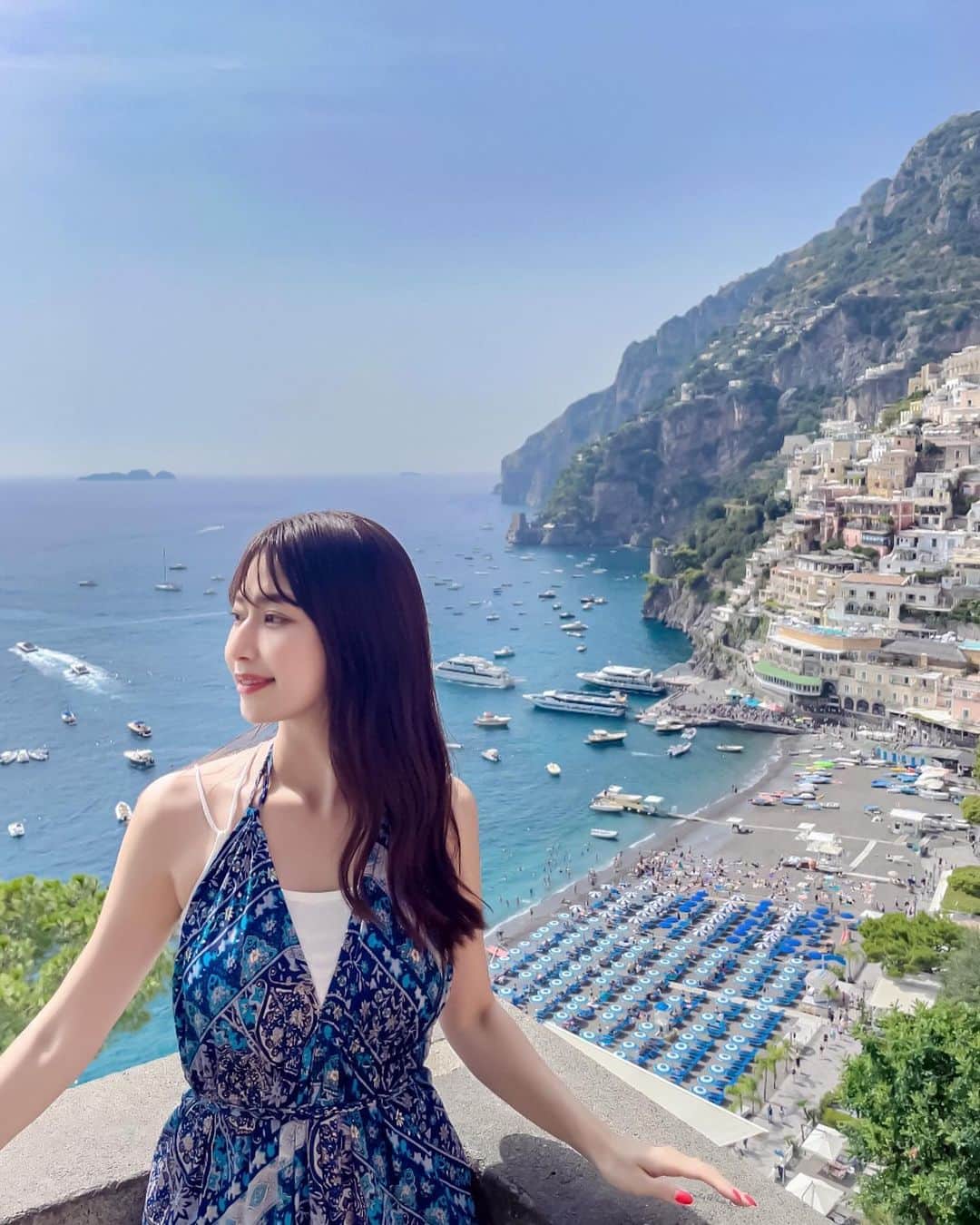 日野礼香さんのインスタグラム写真 - (日野礼香Instagram)「𝑷𝒐𝒔𝒊𝒕𝒂𝒏𝒐  𝑻𝒓𝒊𝒑🇮🇹  南イタリアのポジターノ🍋 日帰りで行ったから次は泊まりで行きたいなー！ 物価えげつなかったけどw  #italy #italytravel #positano #southitaly #florencetravel #trip #travel #tripstagram #travelstagram #japanesegirl #イタリア #イタリア旅行 #ポジターノ #南イタリア #リゾート #海外旅行 #旅好き #旅好き女子 #タビジョ #旅スタグラム #世界の絶景 #絶景 #onepiece  #スカートで旅するchieru」12月15日 18時21分 - reicheru219