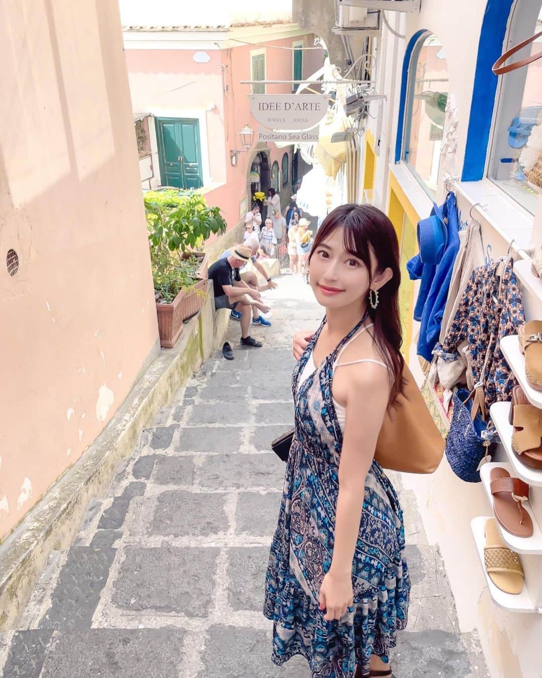 日野礼香さんのインスタグラム写真 - (日野礼香Instagram)「𝑷𝒐𝒔𝒊𝒕𝒂𝒏𝒐  𝑻𝒓𝒊𝒑🇮🇹  南イタリアのポジターノ🍋 日帰りで行ったから次は泊まりで行きたいなー！ 物価えげつなかったけどw  #italy #italytravel #positano #southitaly #florencetravel #trip #travel #tripstagram #travelstagram #japanesegirl #イタリア #イタリア旅行 #ポジターノ #南イタリア #リゾート #海外旅行 #旅好き #旅好き女子 #タビジョ #旅スタグラム #世界の絶景 #絶景 #onepiece  #スカートで旅するchieru」12月15日 18時21分 - reicheru219