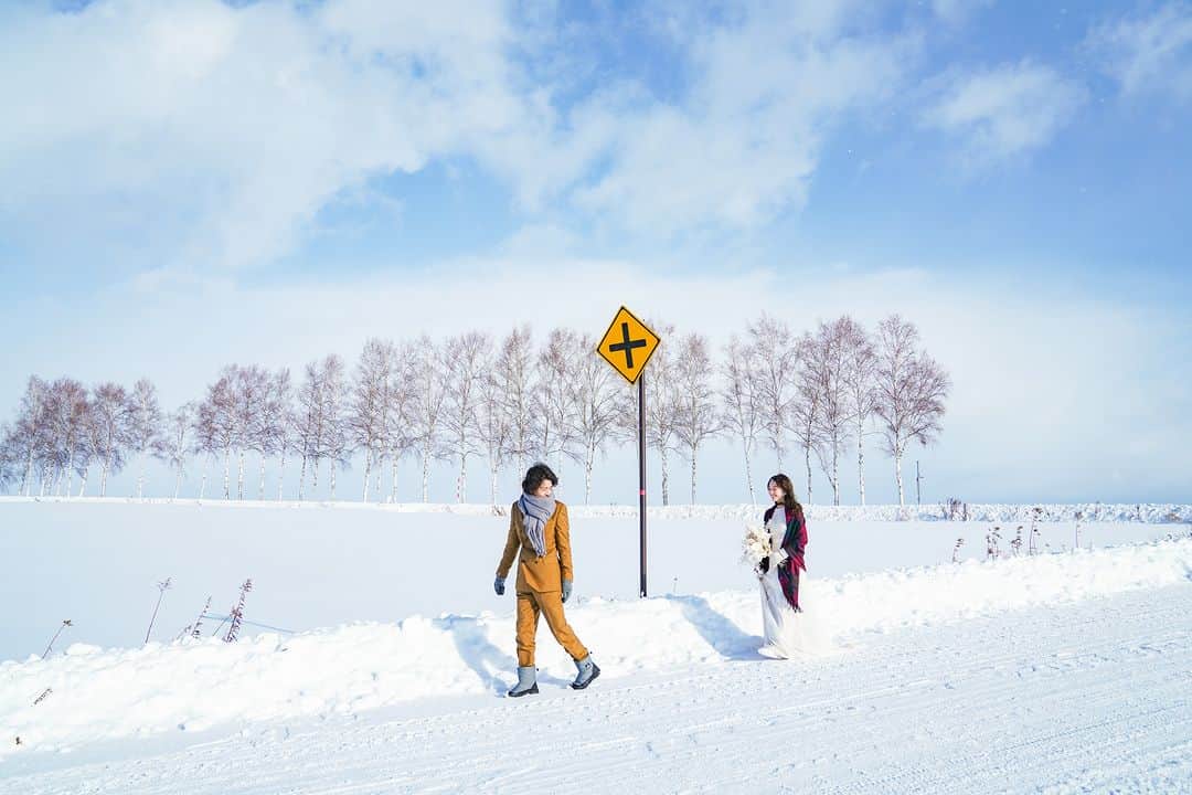 デコルテウエディングフォトグループのインスタグラム：「【北海道の雪景色フォト☃️】  まるで映画のワンシーンを切り取ったような雪×ウェディングフォト🎥 季節限定で他ではあまり見ないシチュエーションは、自分たちにしかない世界観が出せるのが魅力です✨  一面白の雪景色には、ウェディングドレスの白がよく映えるほか、深紅のカラードレスなどもおすすめ👗 タキシードも淡色〜濃色まで相性◎どれも違った印象になるので、おふたりの組み合わせも楽しみどころ。 ストールやファーなど冬らしいアイテムのコーデも！🧶  お気に入りコーデで、冬の北海道ロケを楽しみましょう❄  #スタジオSOLA美瑛店 @studiosola_hokkaido  #スタジオSOLA札幌店 @studiosola_sapporo429 📸薩摩 @shusatsuma.deco.ph  💄👗藤本 @yuri19870106_deco.hm 💆‍♀大上 @erina.deco.hm  ーーーーーーーーーーーーーーーー  もっとたくさん写真を見たい方は ⇒#デコルテフォト で検索💡 Search for #デコルテフォト🔍 在 #デコルテフォト 搜索🔍  衣装をたくさん見たい方は ⇒ @decollte_wedding⁡ 👗  こども写真・かぞく写真はHAPISTAへ ⇒ @hapistaofficial 👦👧  成人式振袖・卒業袴のレンタルはkirutoへ👘 ⇒ @kiruto_furisode.hakama_  フォトグラファー・ヘアメイク・プランナー募集中！ ⇒ @decollte_recruit  ⁡⁡ #撮る結婚式 #撮る結婚式という幸せを #スタジオアクア #スタジオTVB #スタジオエイト #スタジオAN #スタジオsuns #スタジオSOLA #北海道 #hokkaido #雪景色 #日本の絶景 #雪 #ウェディングドレス #ウェディングフォト #結婚写真 #フォトウェディング #冬景色  #ロケーション撮影 #花嫁コーデ #雪ロケ」