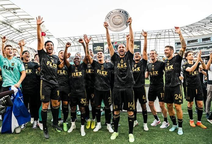 ジョルジョ・キエッリーニさんのインスタグラム写真 - (ジョルジョ・キエッリーニInstagram)「I strongly desired this experience in the USA, and I was lucky to have found a team like LAFC that made me feel at home right away, supported me, and together we achieved great successes and important trophies, foremost among them last year's MLS Cup. Thank you from the bottom of my heart. Once black and gold, forever black and gold! ⚫️🟡  #LAFC」12月16日 3時05分 - giorgiochiellini