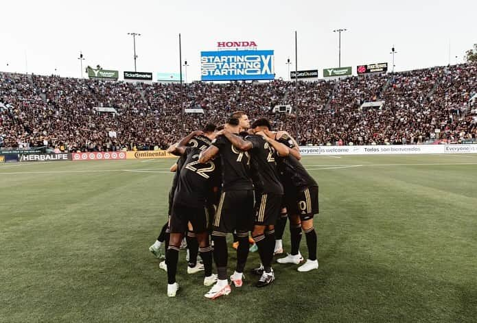 ジョルジョ・キエッリーニさんのインスタグラム写真 - (ジョルジョ・キエッリーニInstagram)「I strongly desired this experience in the USA, and I was lucky to have found a team like LAFC that made me feel at home right away, supported me, and together we achieved great successes and important trophies, foremost among them last year's MLS Cup. Thank you from the bottom of my heart. Once black and gold, forever black and gold! ⚫️🟡  #LAFC」12月16日 3時05分 - giorgiochiellini